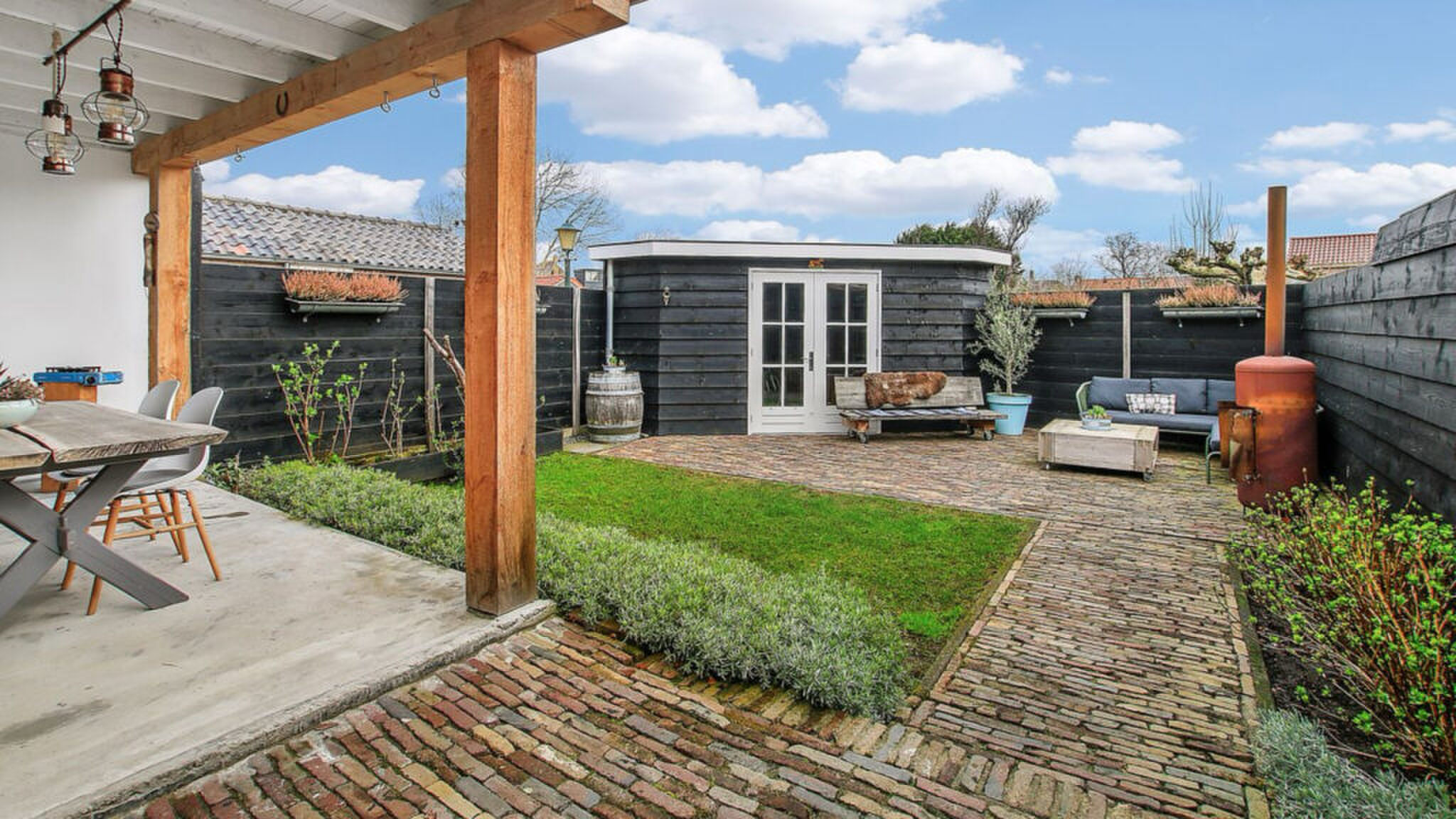 De riante achtertuin.