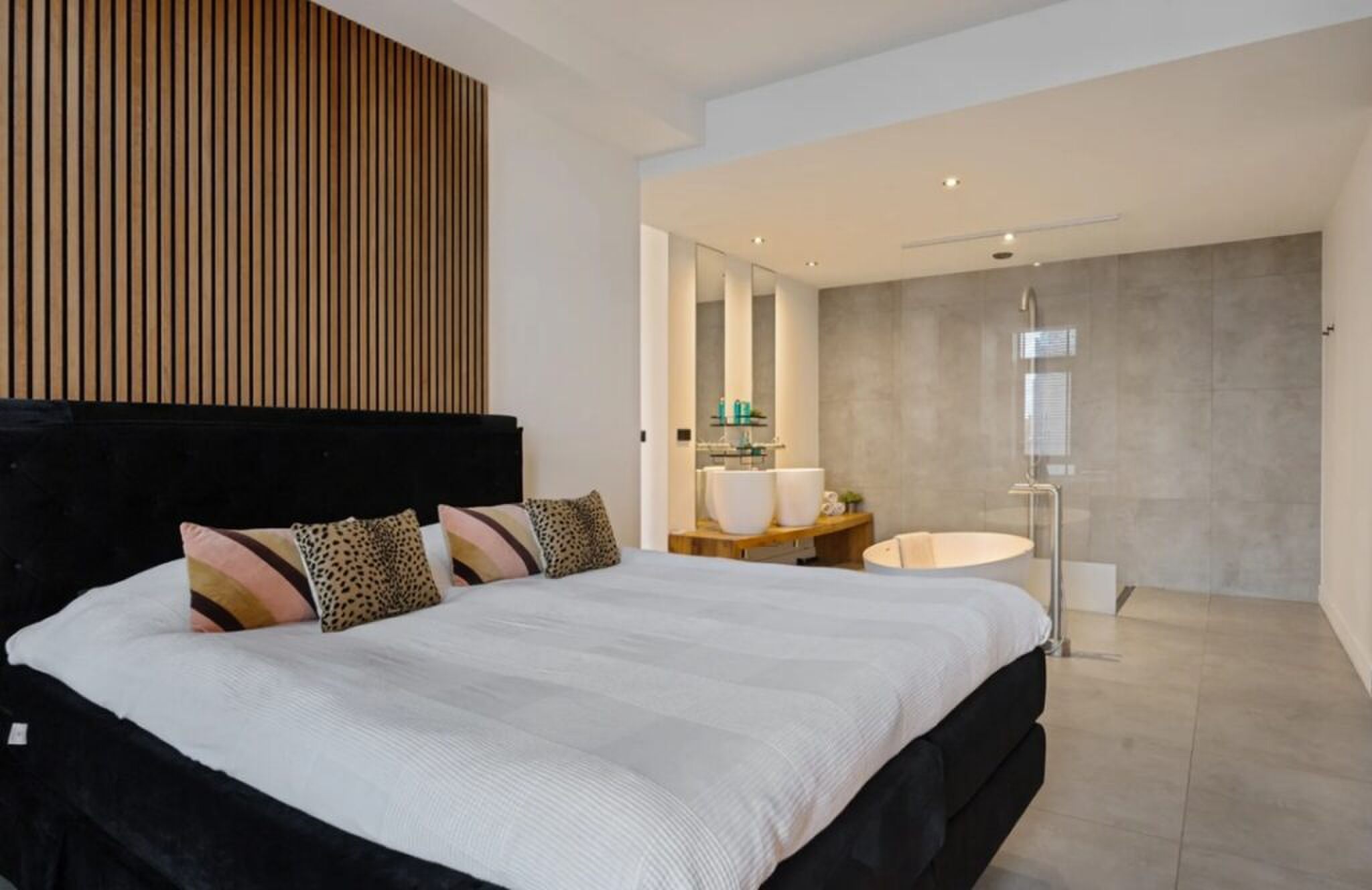 De en suite badkamer.