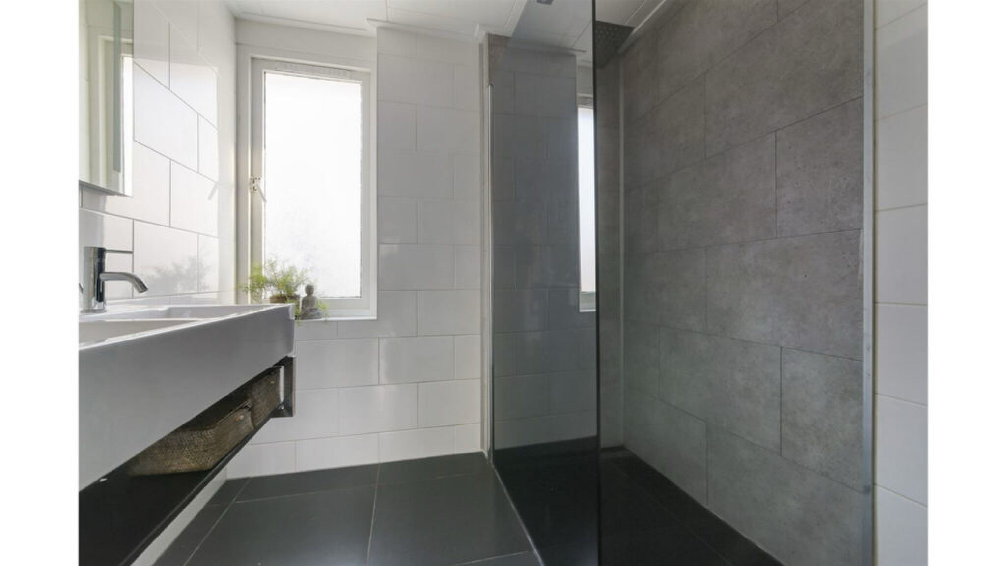 De moderne badkamer met inloopdouche.