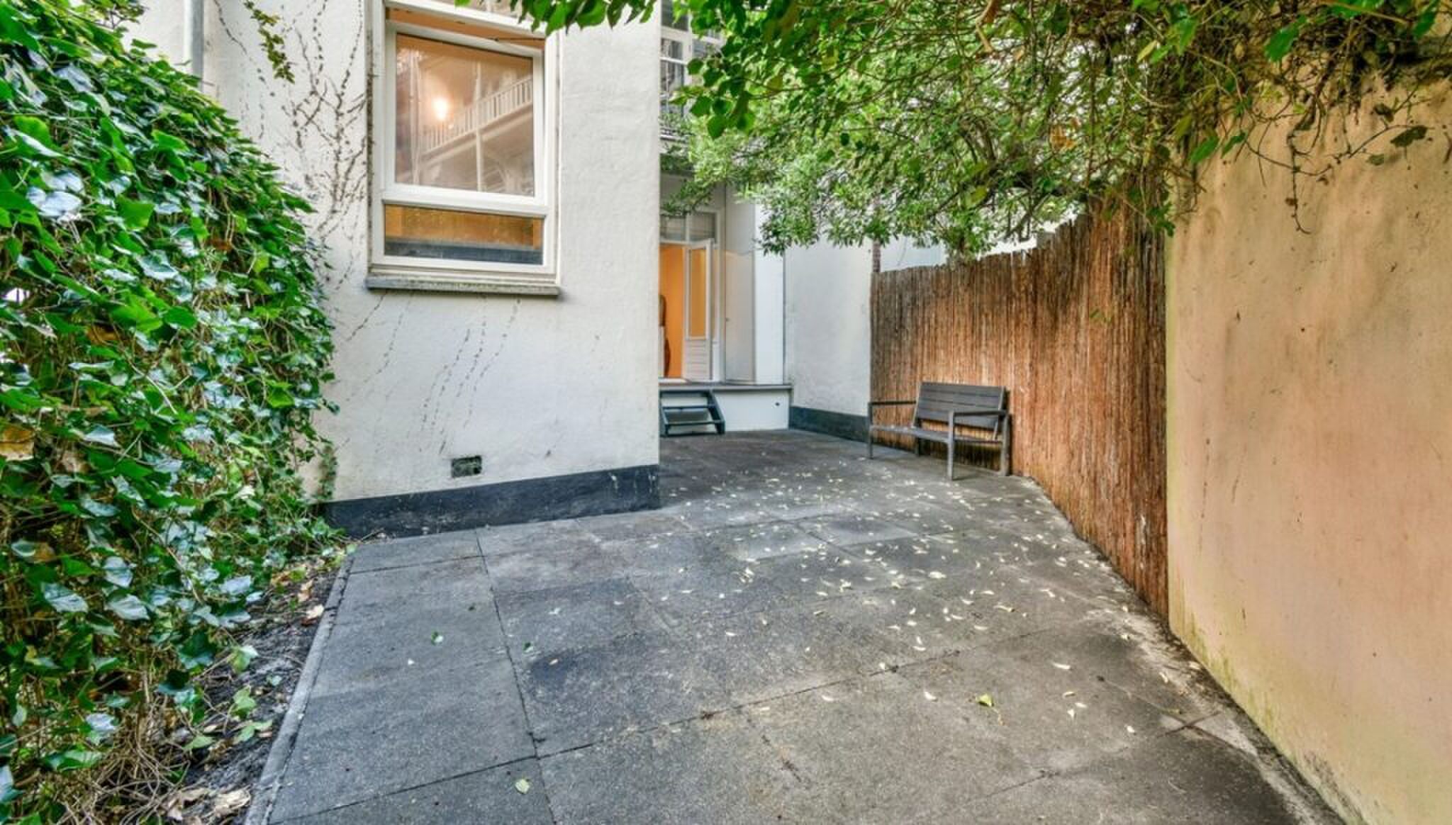 De buitenruimte van het benedenhuis.