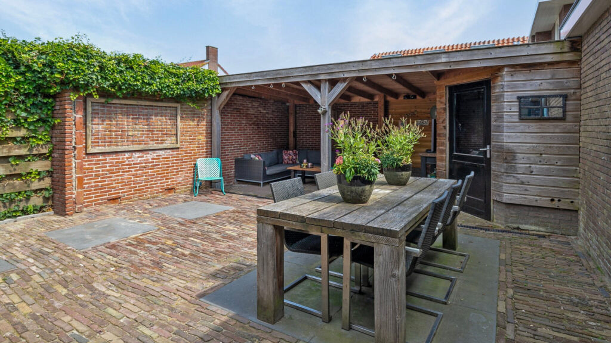 De achtertuin met nette aankleding.