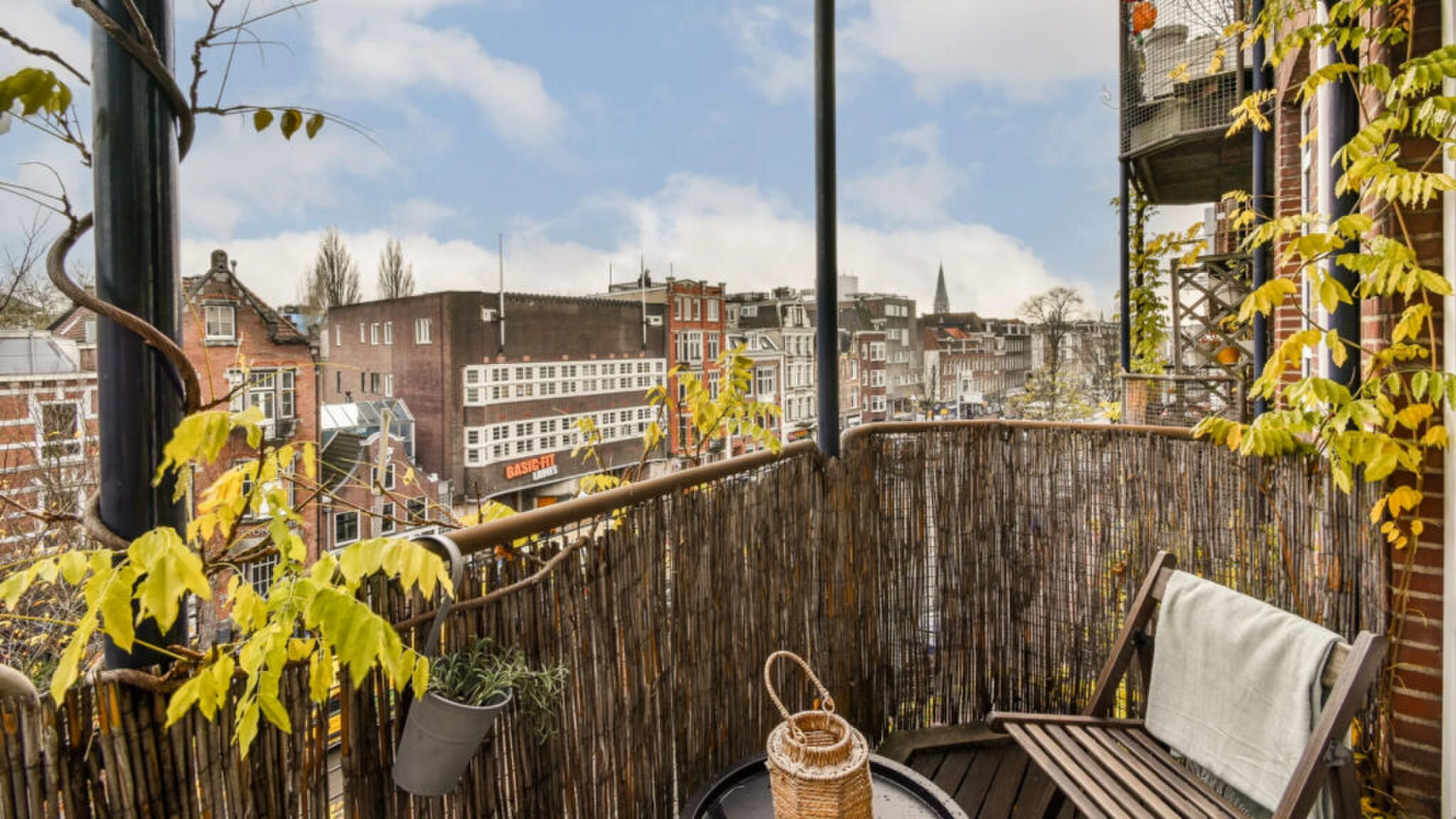 Het balkon met uitzicht op straat.