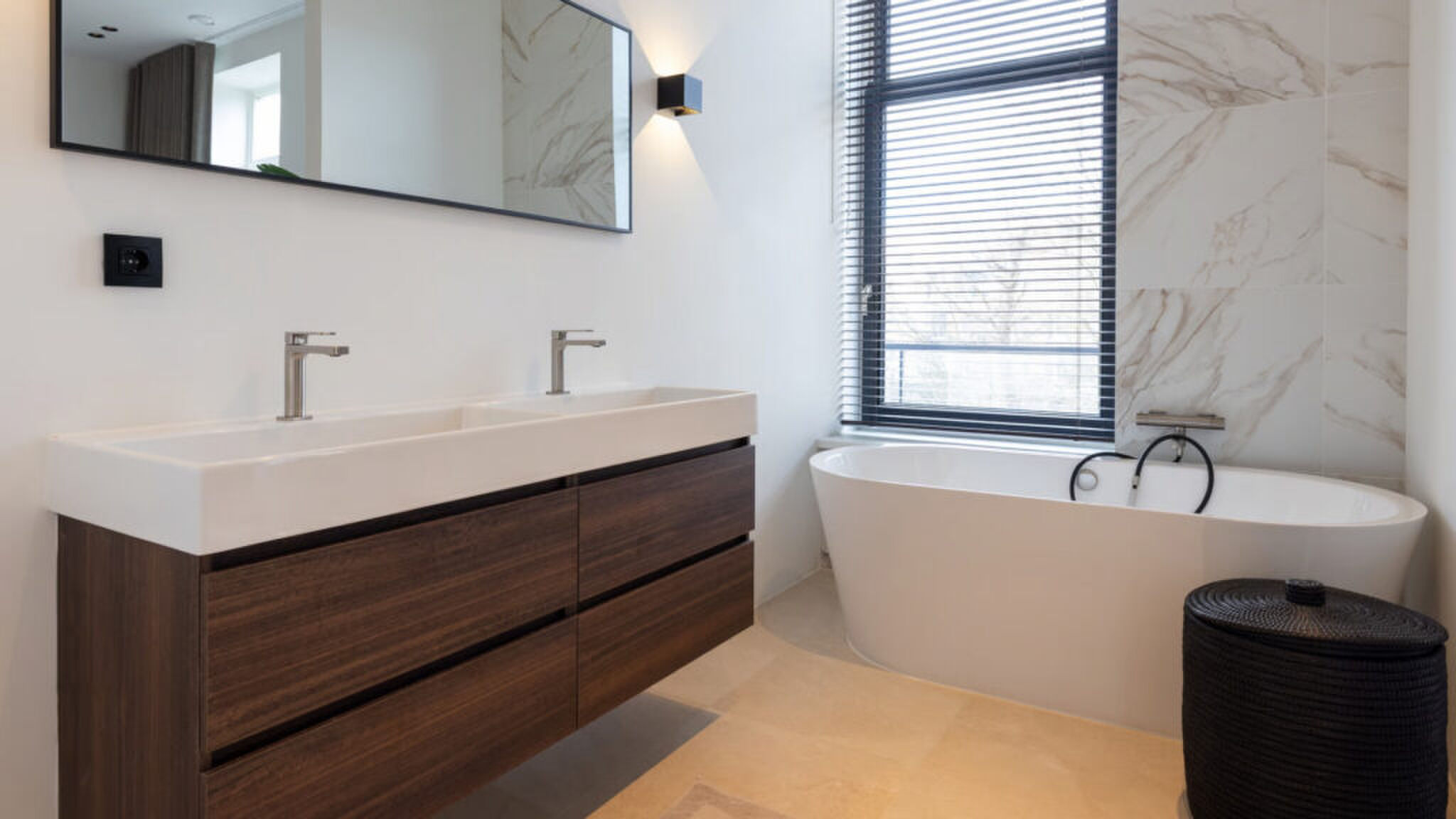 Het riante ligbad in de badkamer.