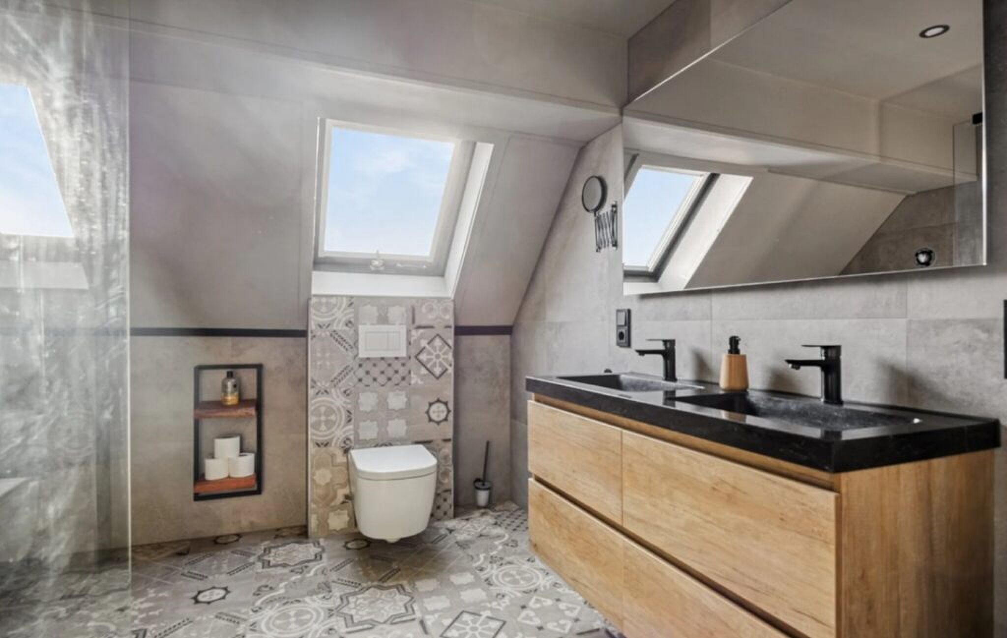 De gemoderniseerde badkamer.