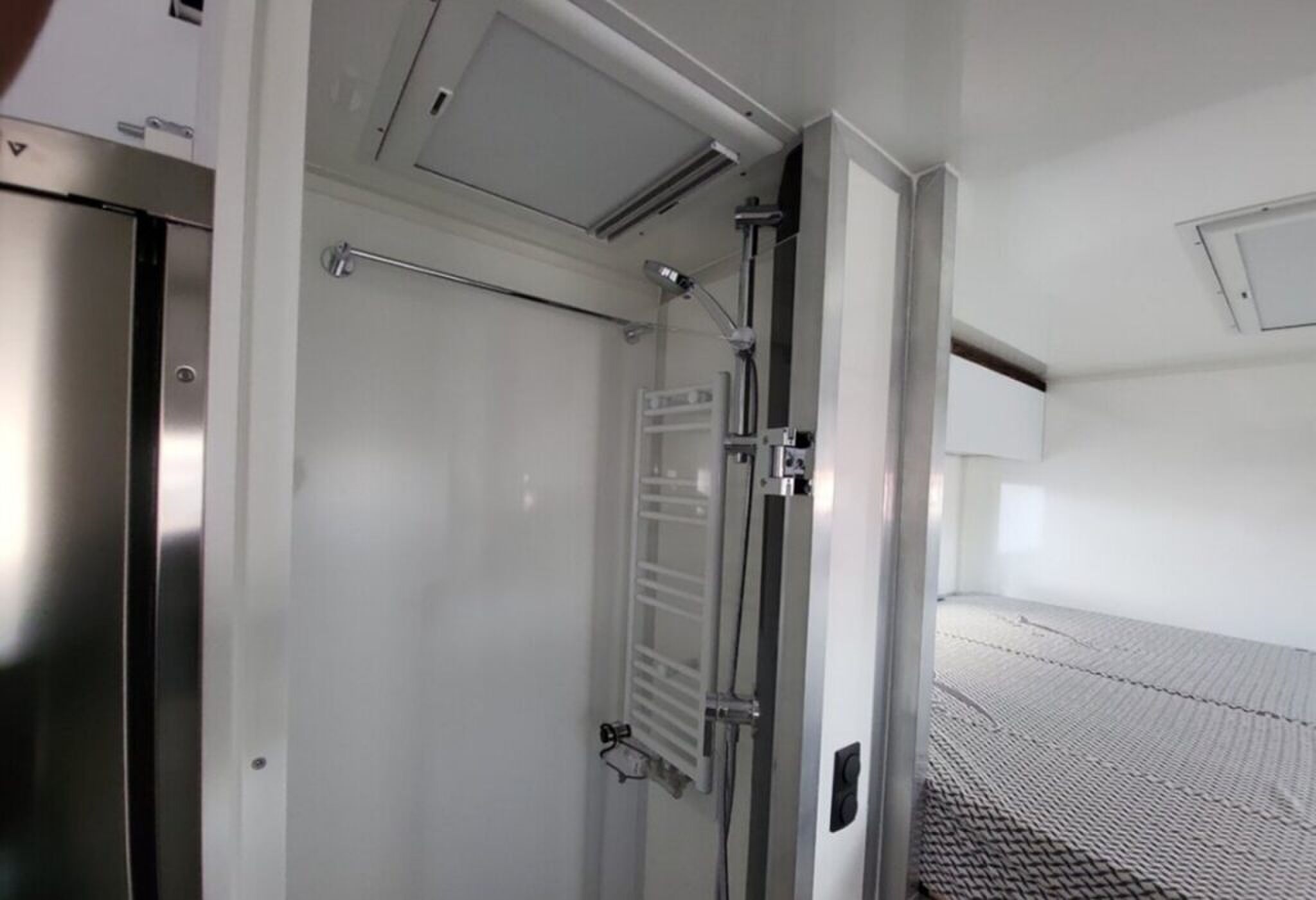 De inloopdouche in de camper.