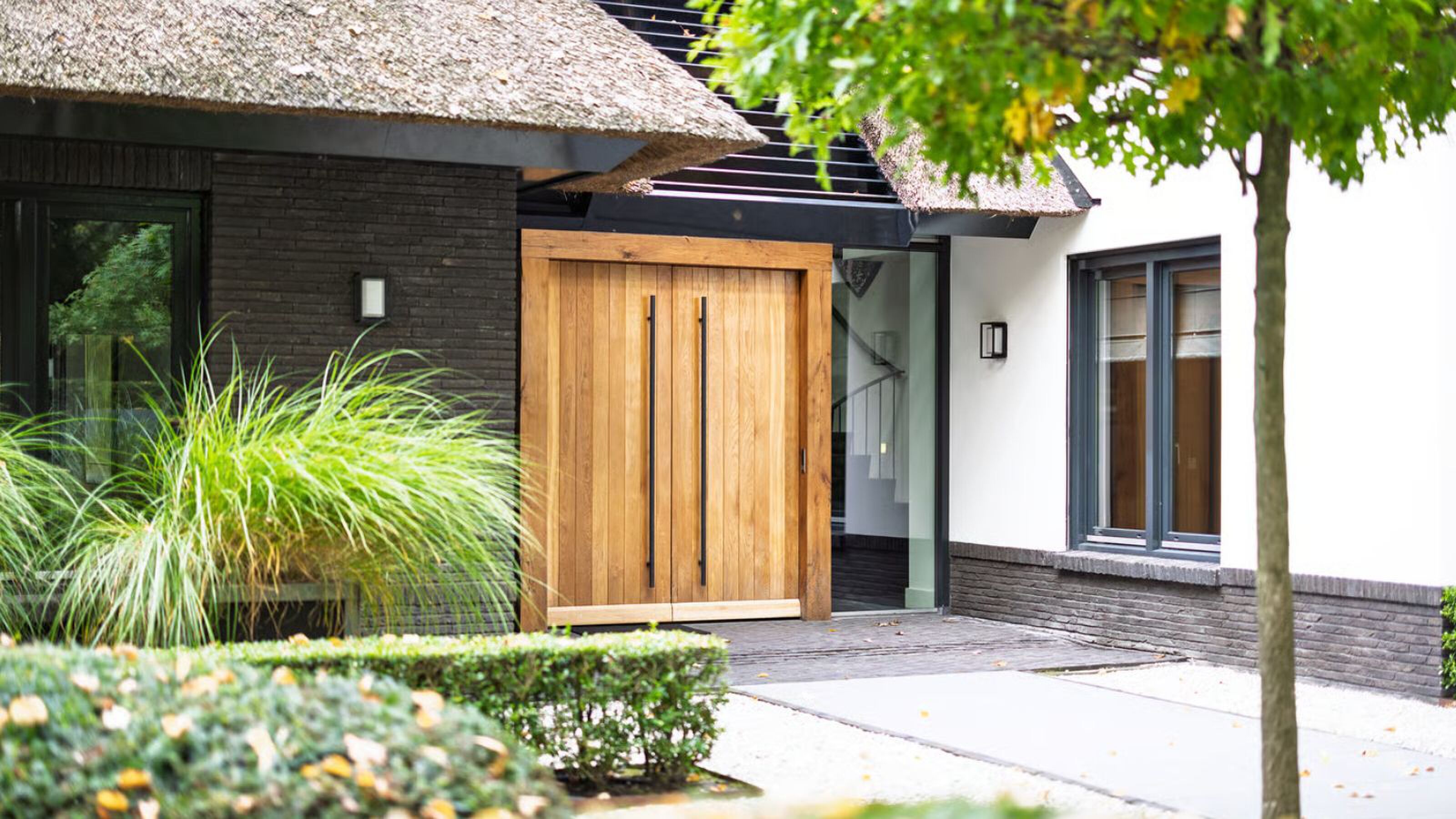gesloten houten voordeur van een luxe villa