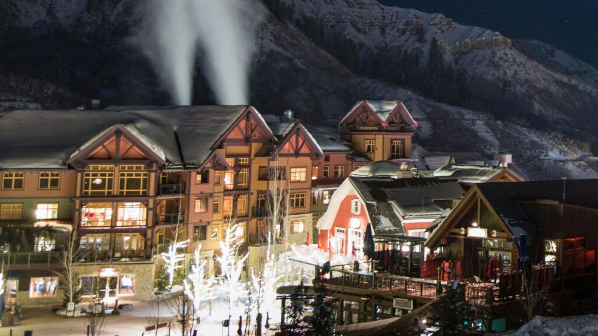 een dorpje in de bergen van het skigebied
