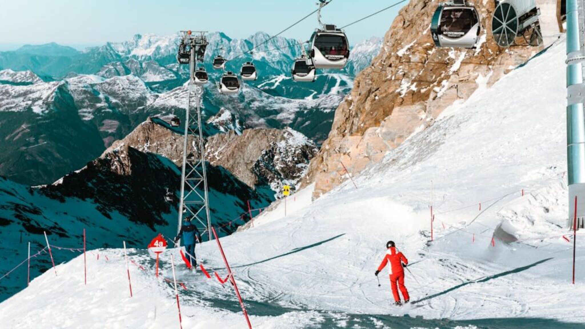 een stijle skipiste met een skilift erboven