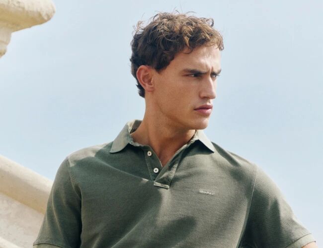 Een man in een groene polo