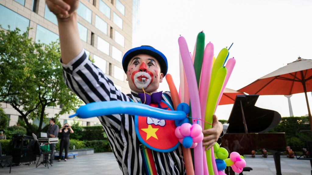 Een clown die ballonnen uitdeelt