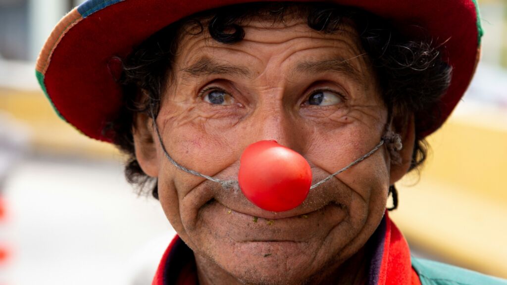 Een man in clownskostuum