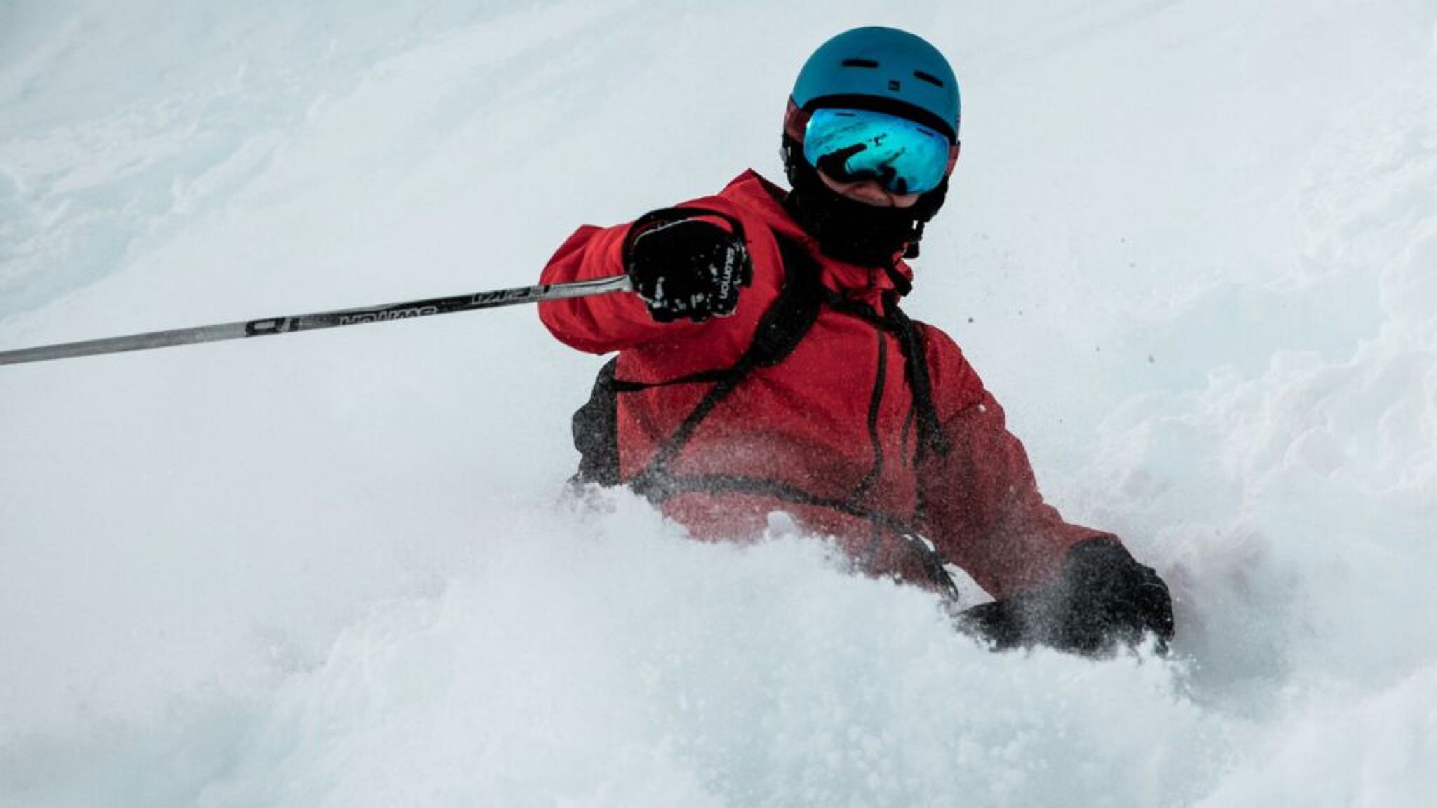 Skiër die van de berg skiet