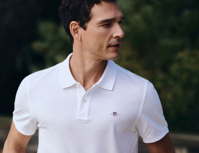 Een man in een witte polo