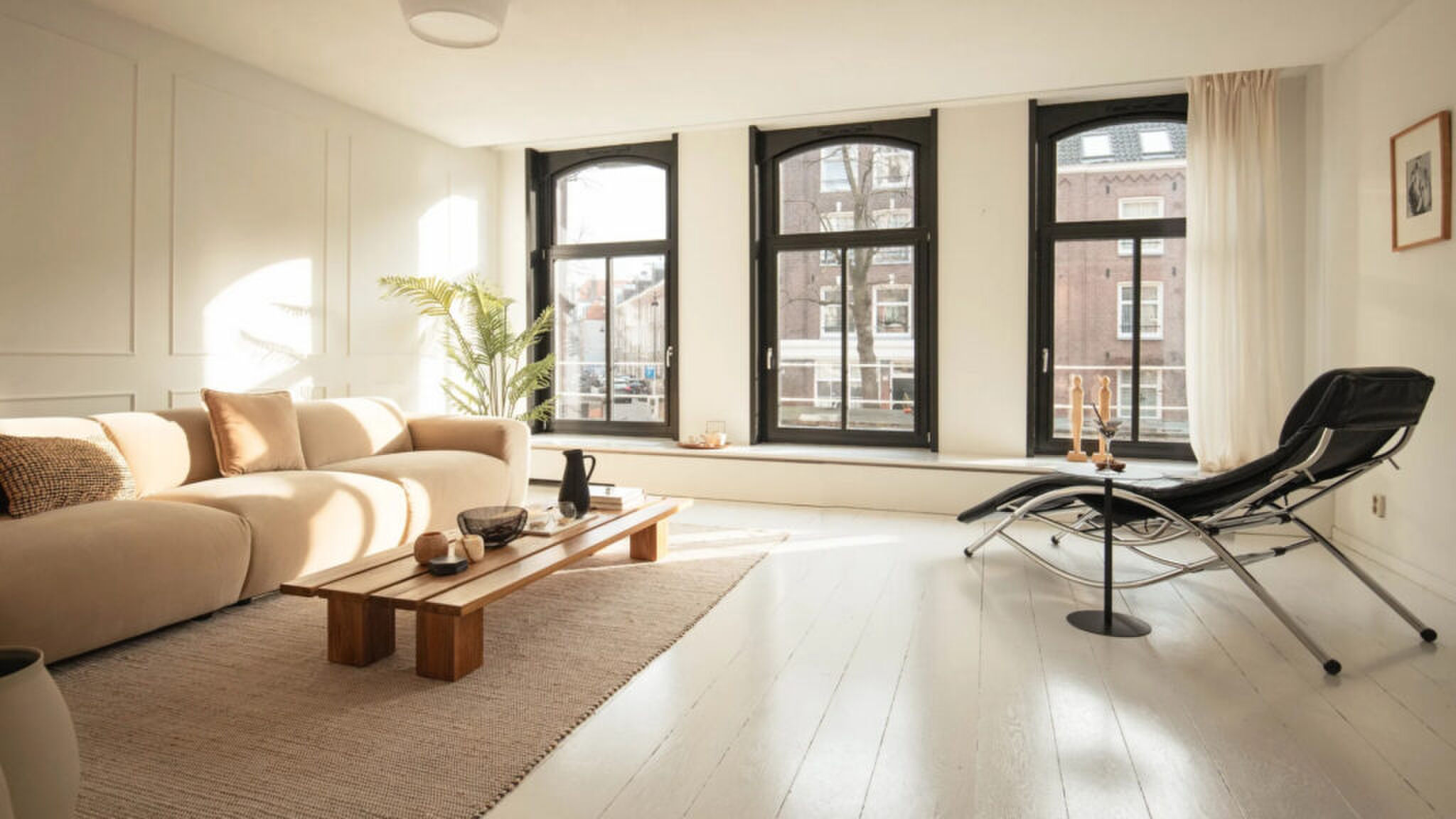 De woonkamer van het appartement dat zanger Antoon te koop heeft gezet op Funda