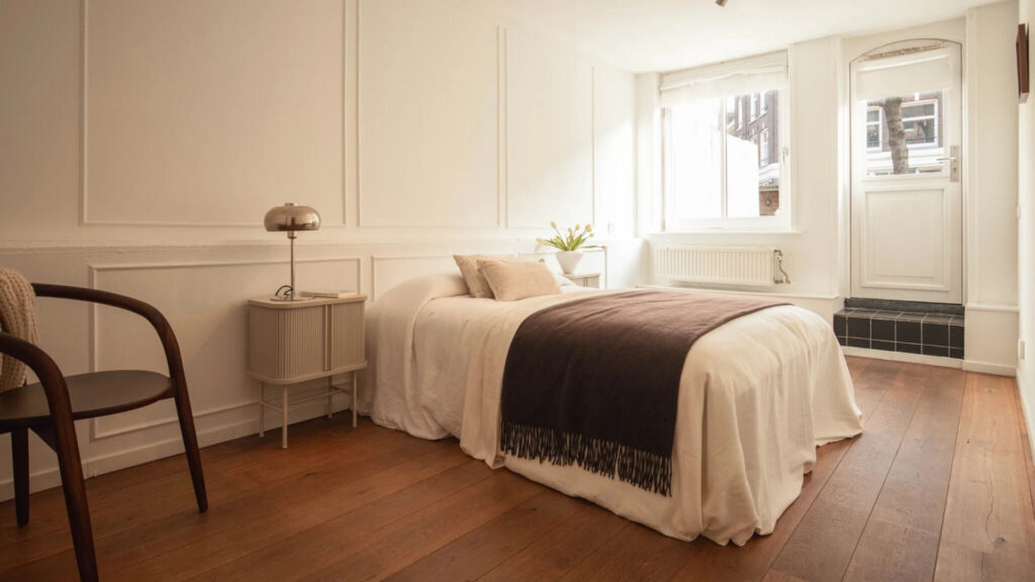 De slaapkamer van het appartement dat zanger Antoon te koop heeft gezet op Funda