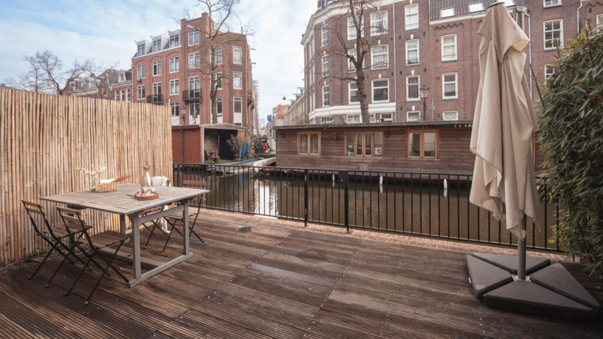 De tuin van het appartement dat zanger Antoon te koop heeft gezet op Funda