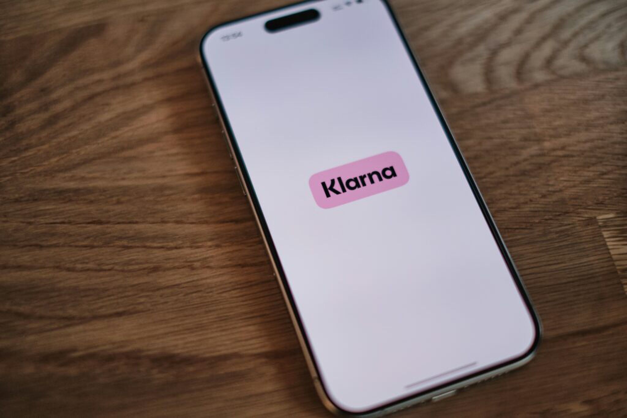 Een smartphone met het Klarna logo