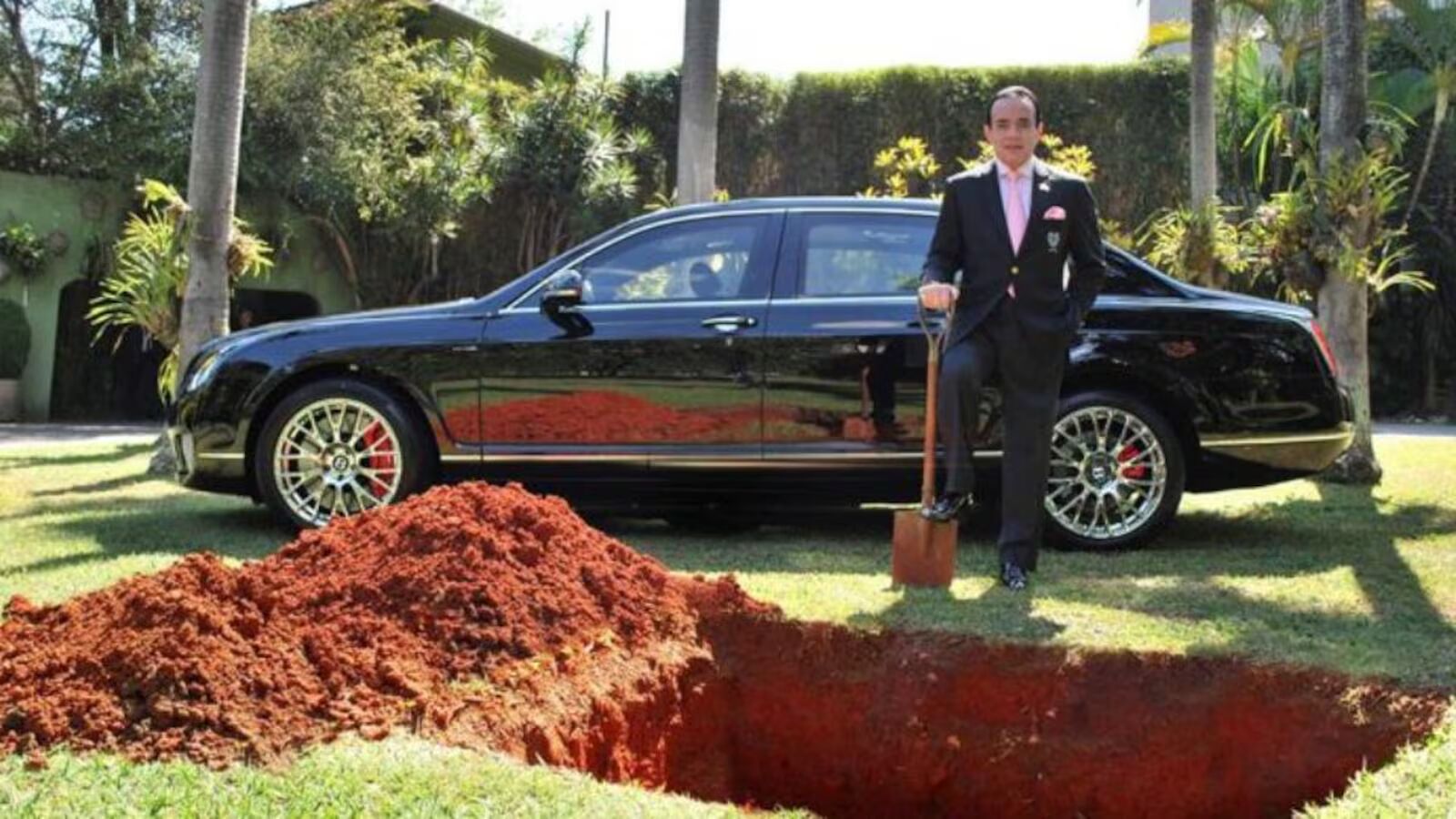 Chiquinho Scarpa bij zijn Bentley Continental