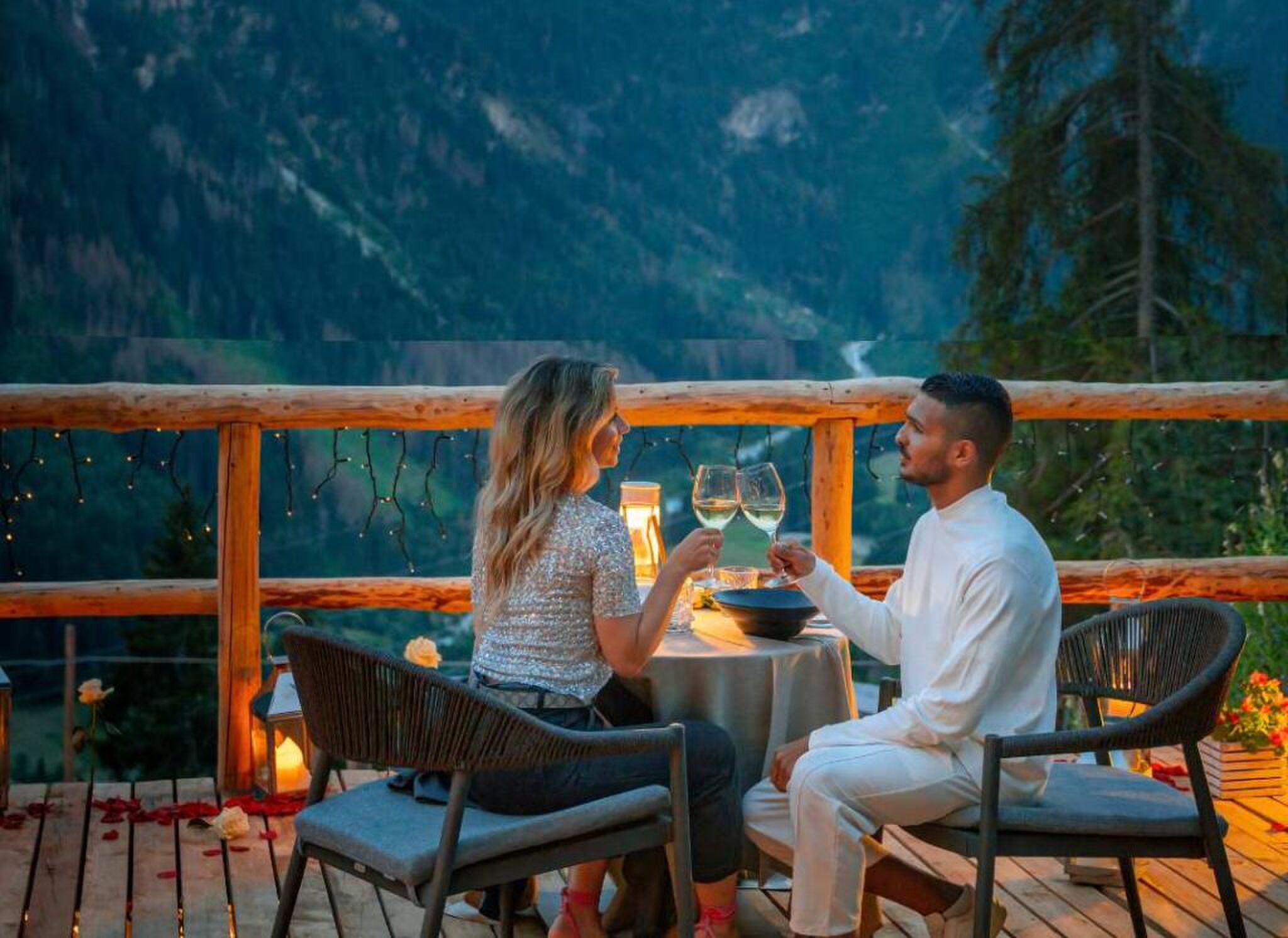 Een stel aan het genieten in de buitenplaats van het hotel in de Alpen.