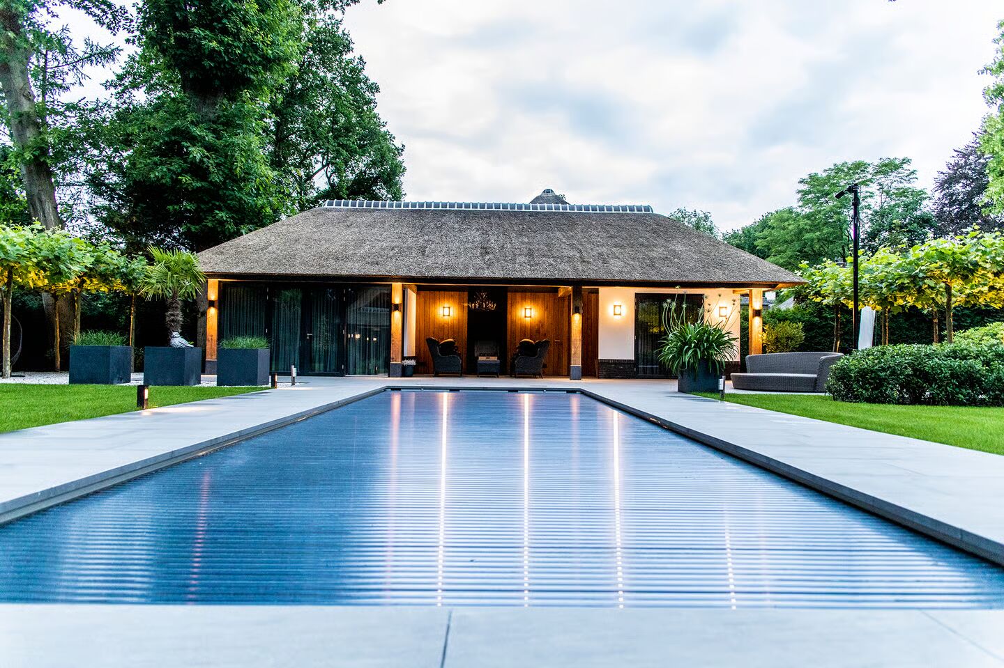 Luxe zwembad bij het gasthuis in de achtertuin