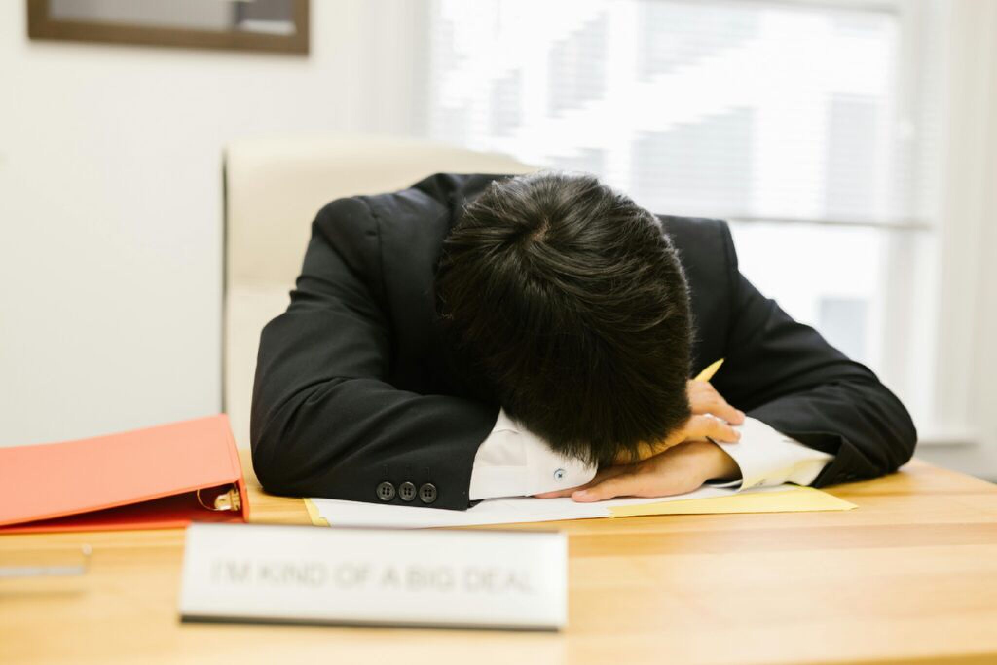 Een vermoeide man op werk