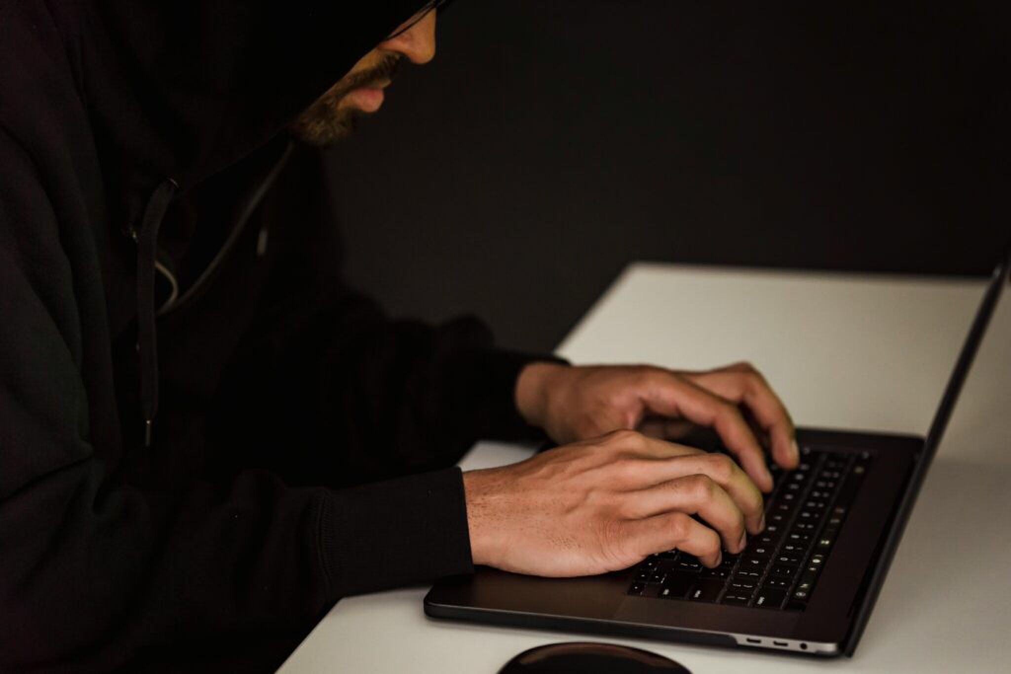 Een ethische hacker, hard aan het werk zijn salaris te verdienen