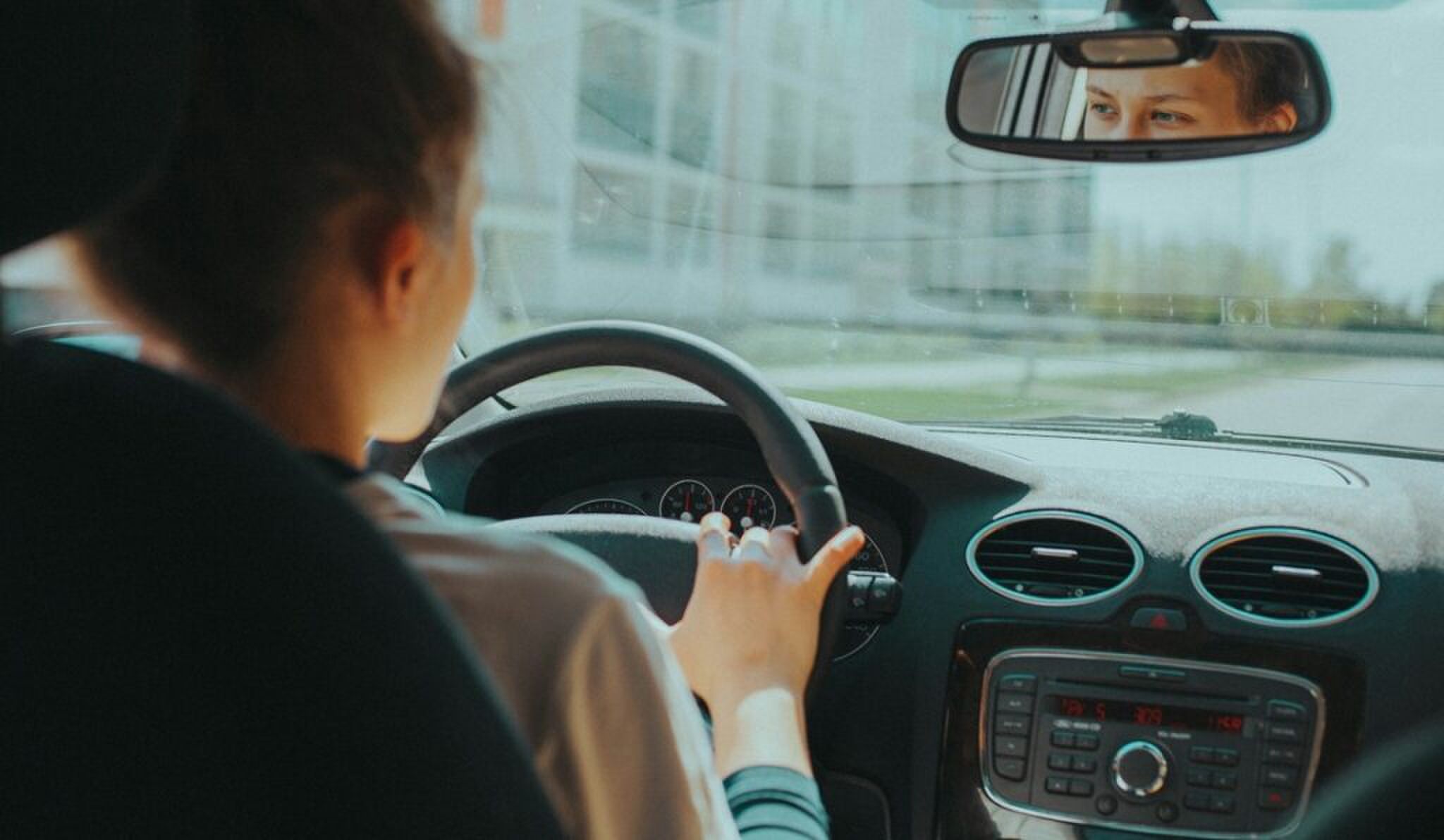 Vrouw achter het stuur van een auto.