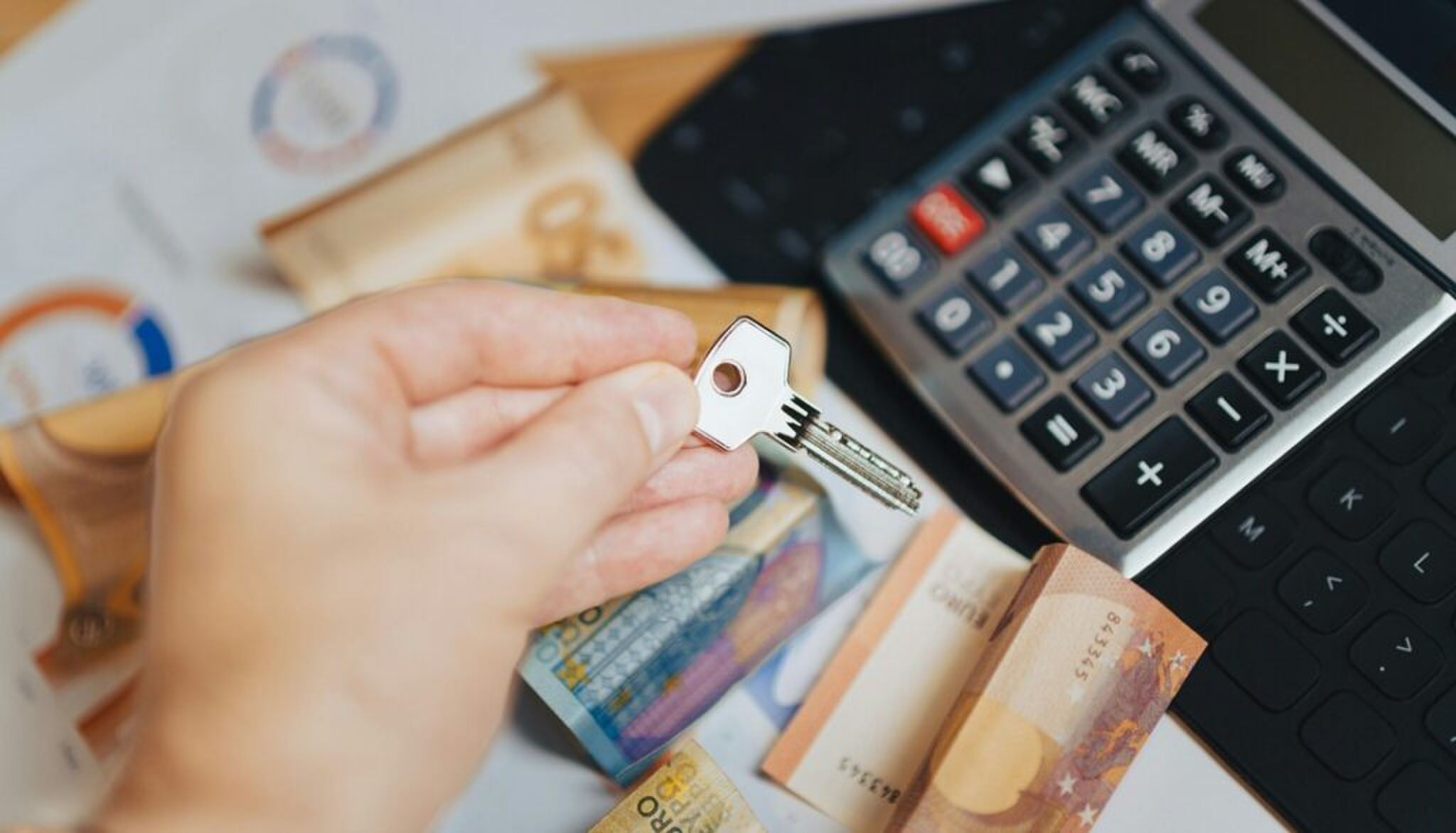 Een sleutel, cashgeld en een rekenmachine.