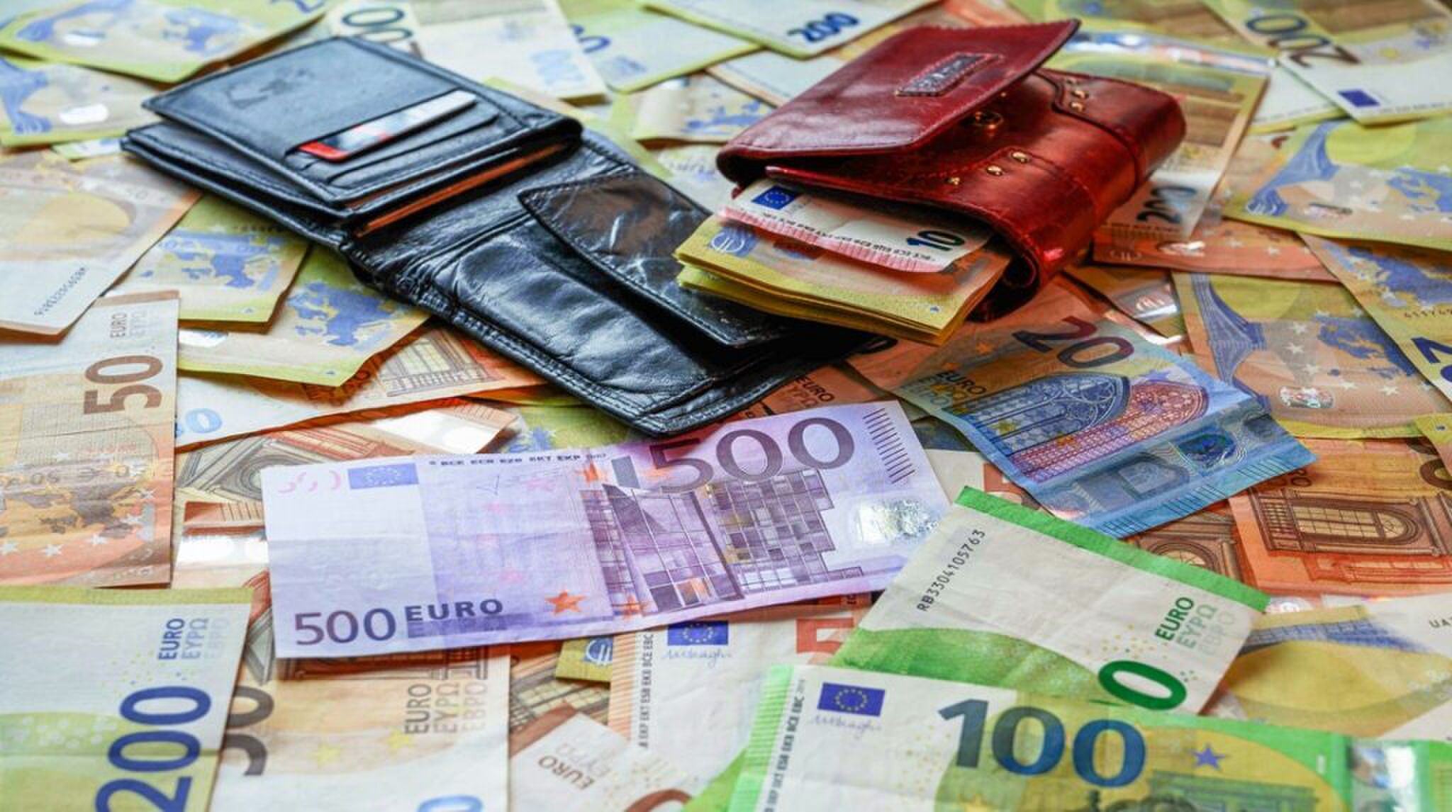 Cashgeld en een portemonnee.