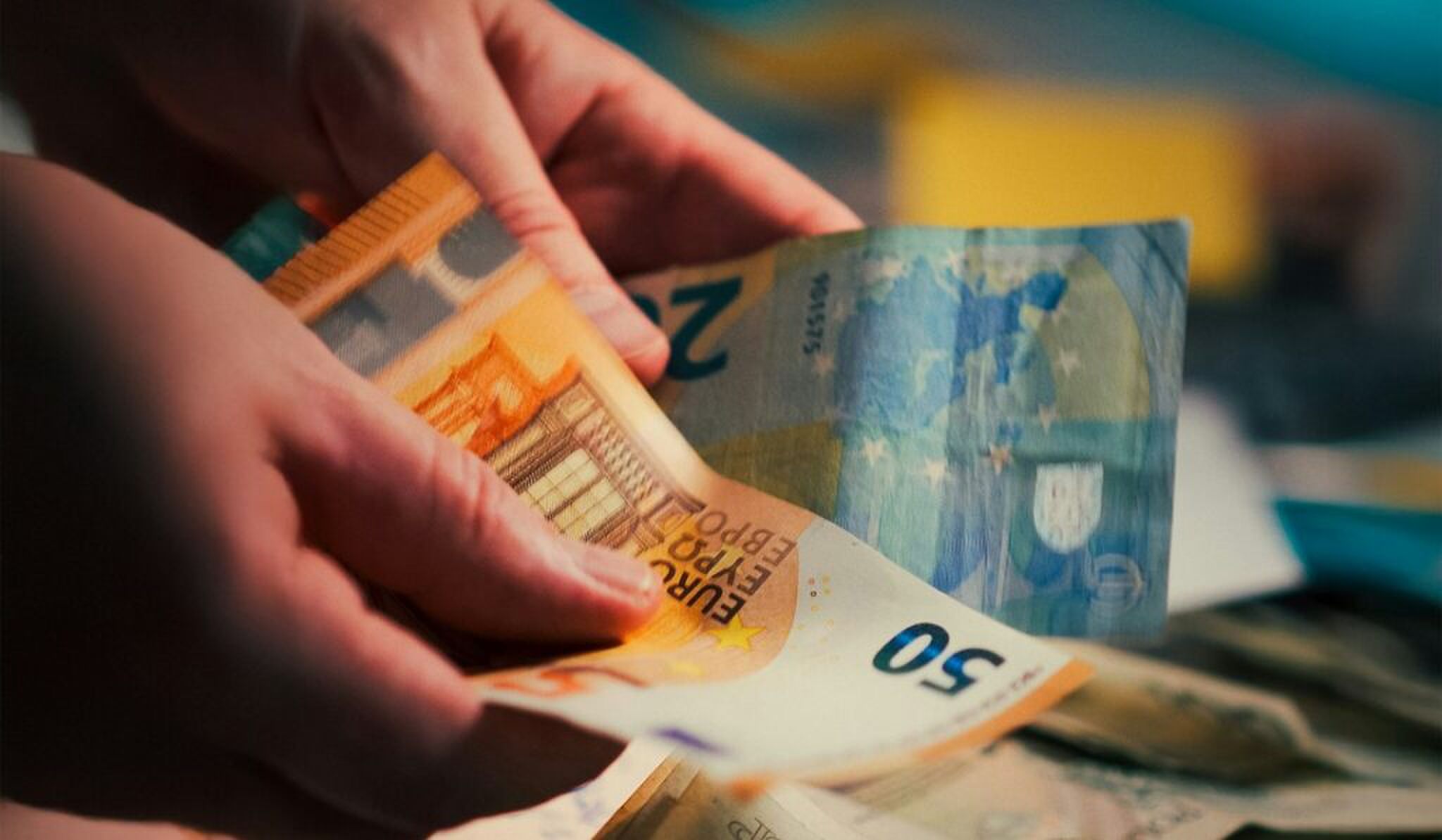 Een tweetal bankbiljetten.