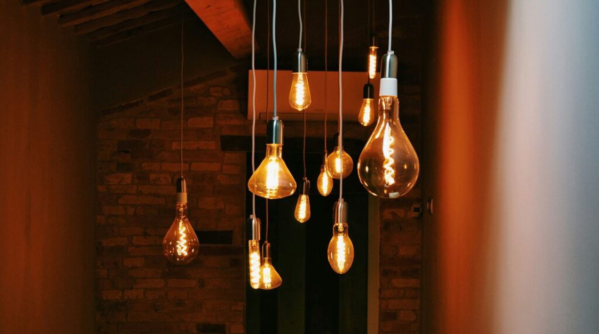 Een partij brandende lampen.