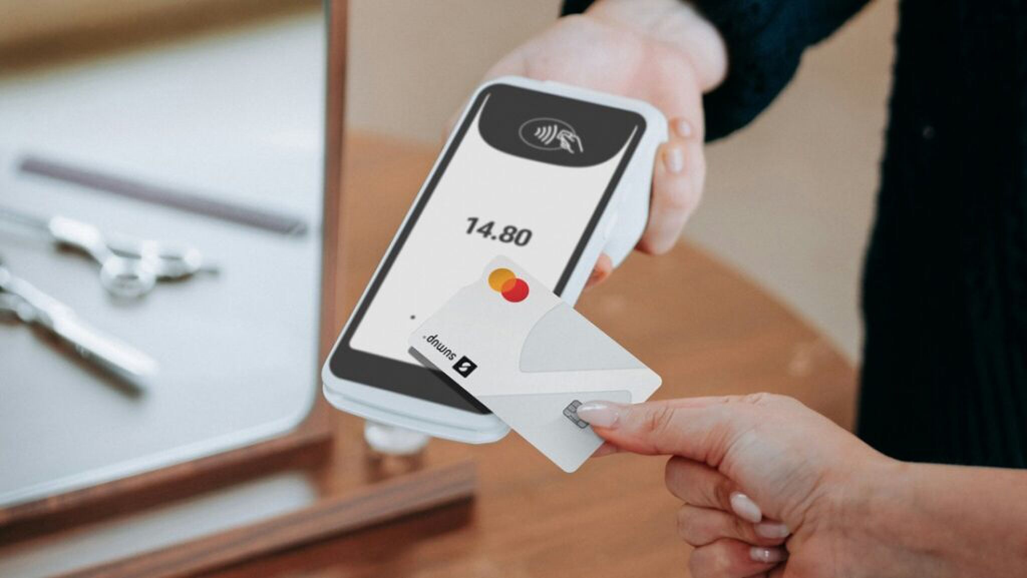 Iemand die met een pinpas afrekent.