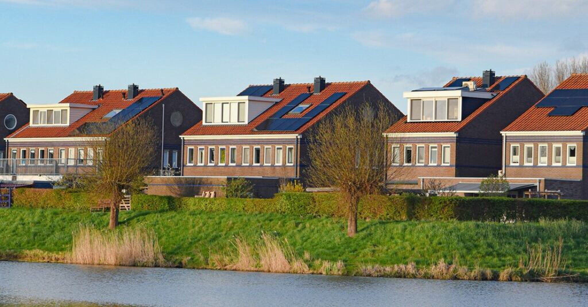 Riante woningen aan het water.
