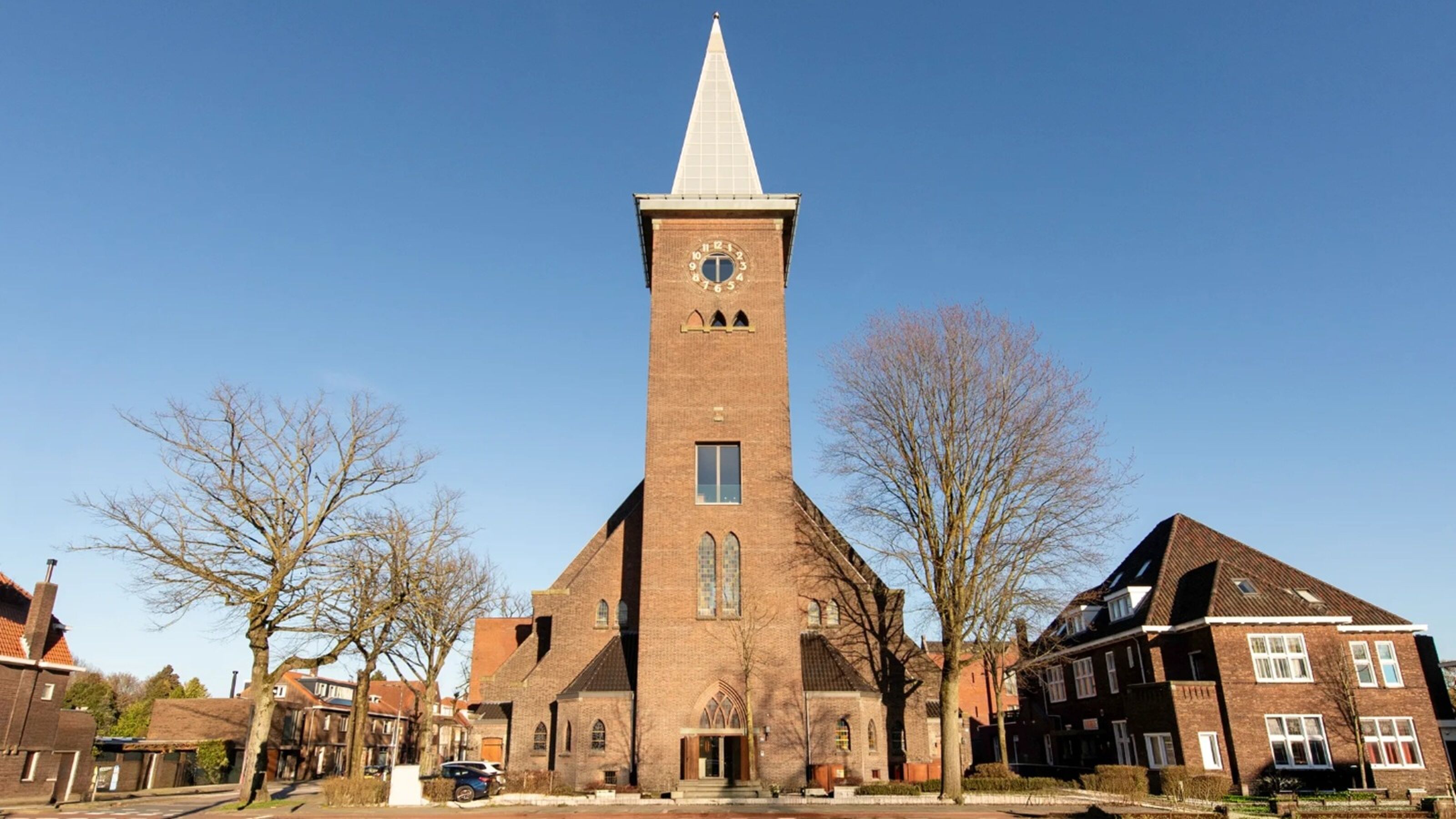Unieke kans op Funda: prachtige kerktoren in Tilburg te koop voor € 1.325.000
