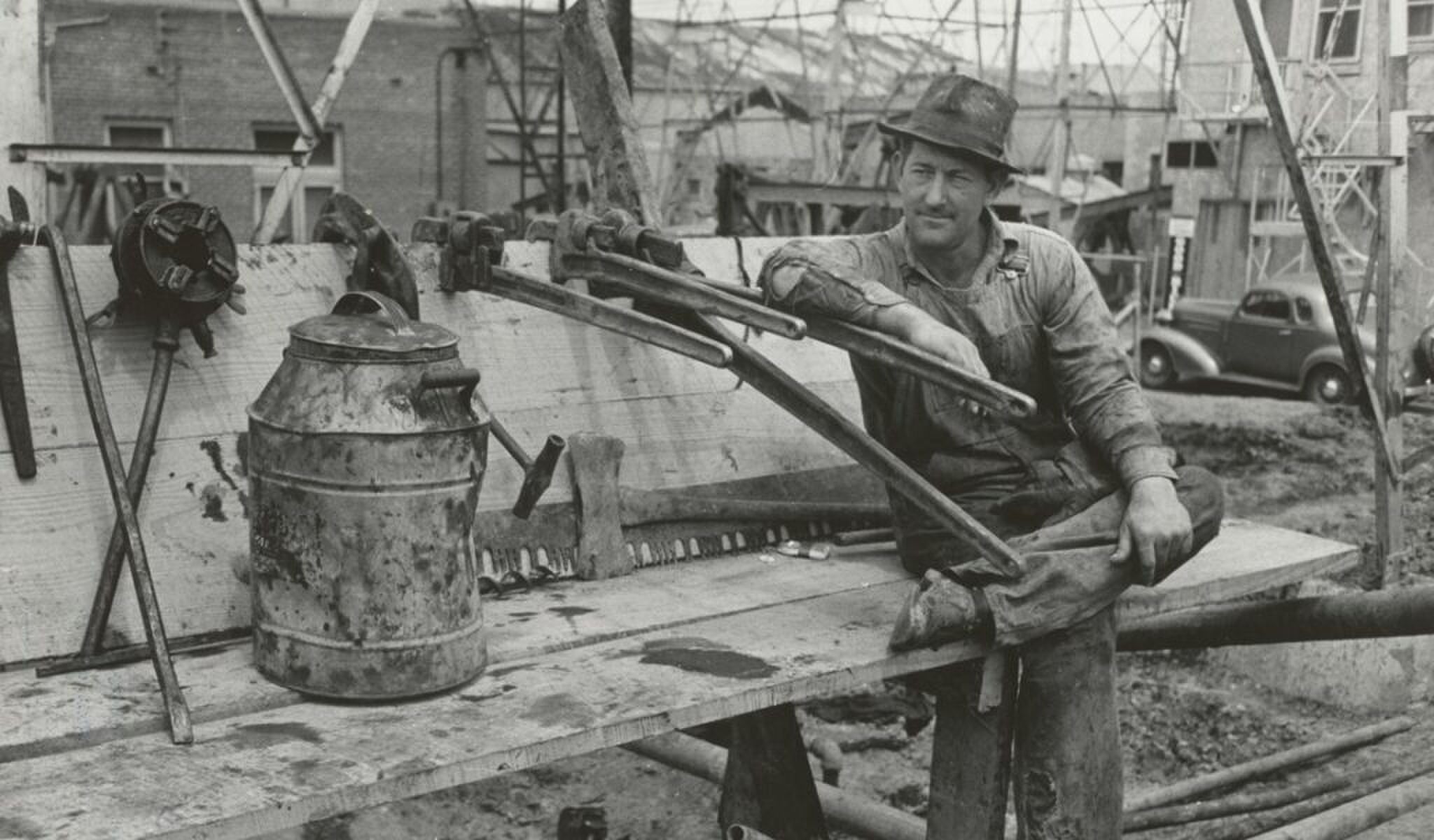 Een man op een bankje.