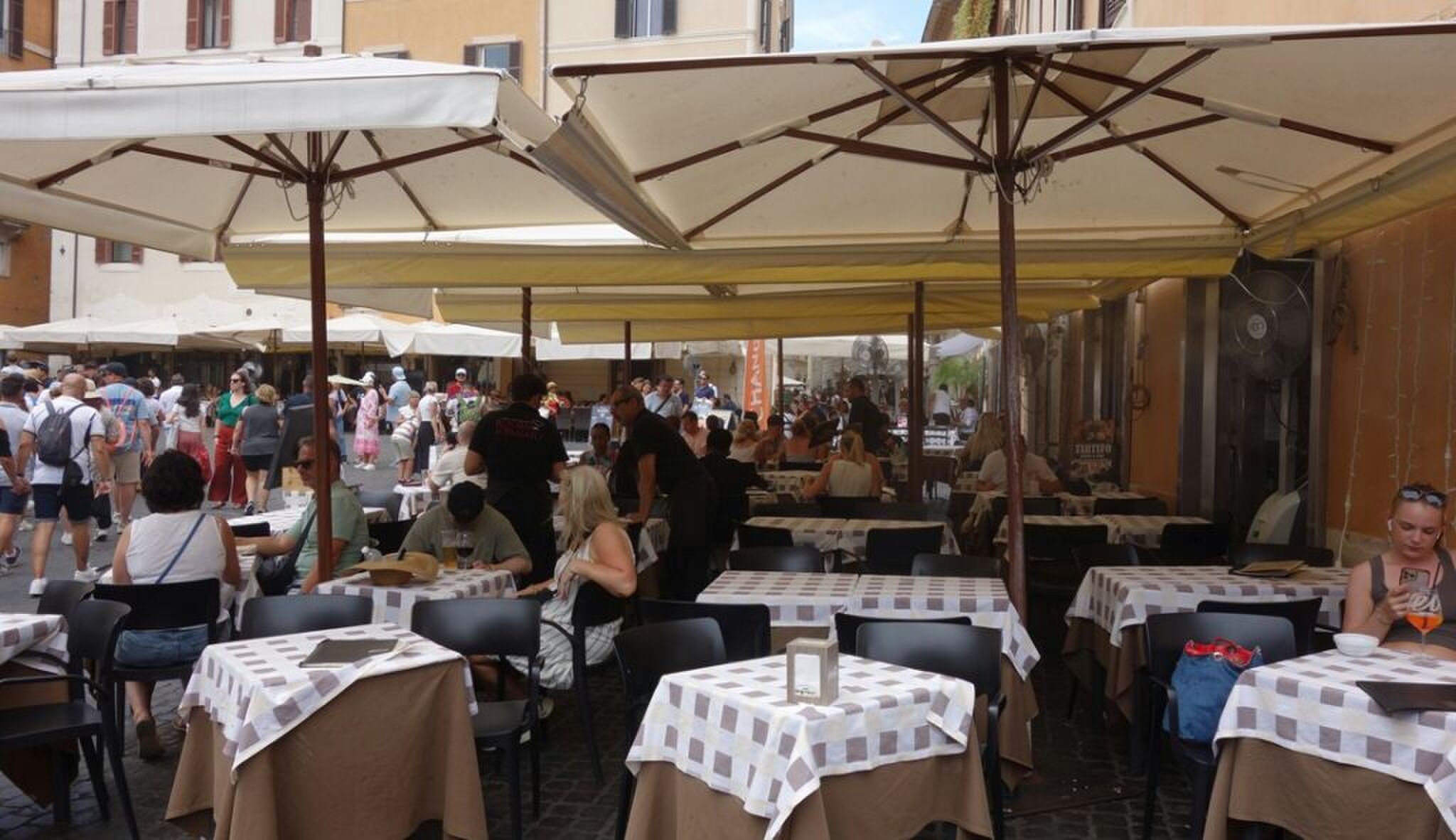 Een vol terras met mensen.