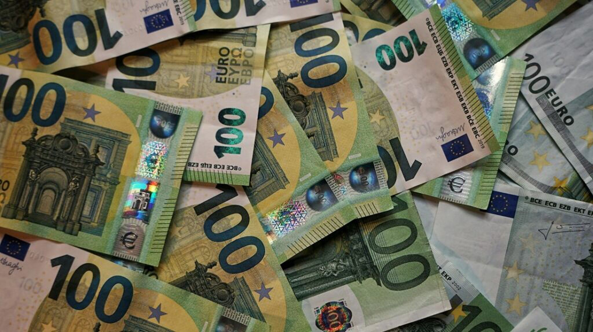 Briefjes van 100 euro.