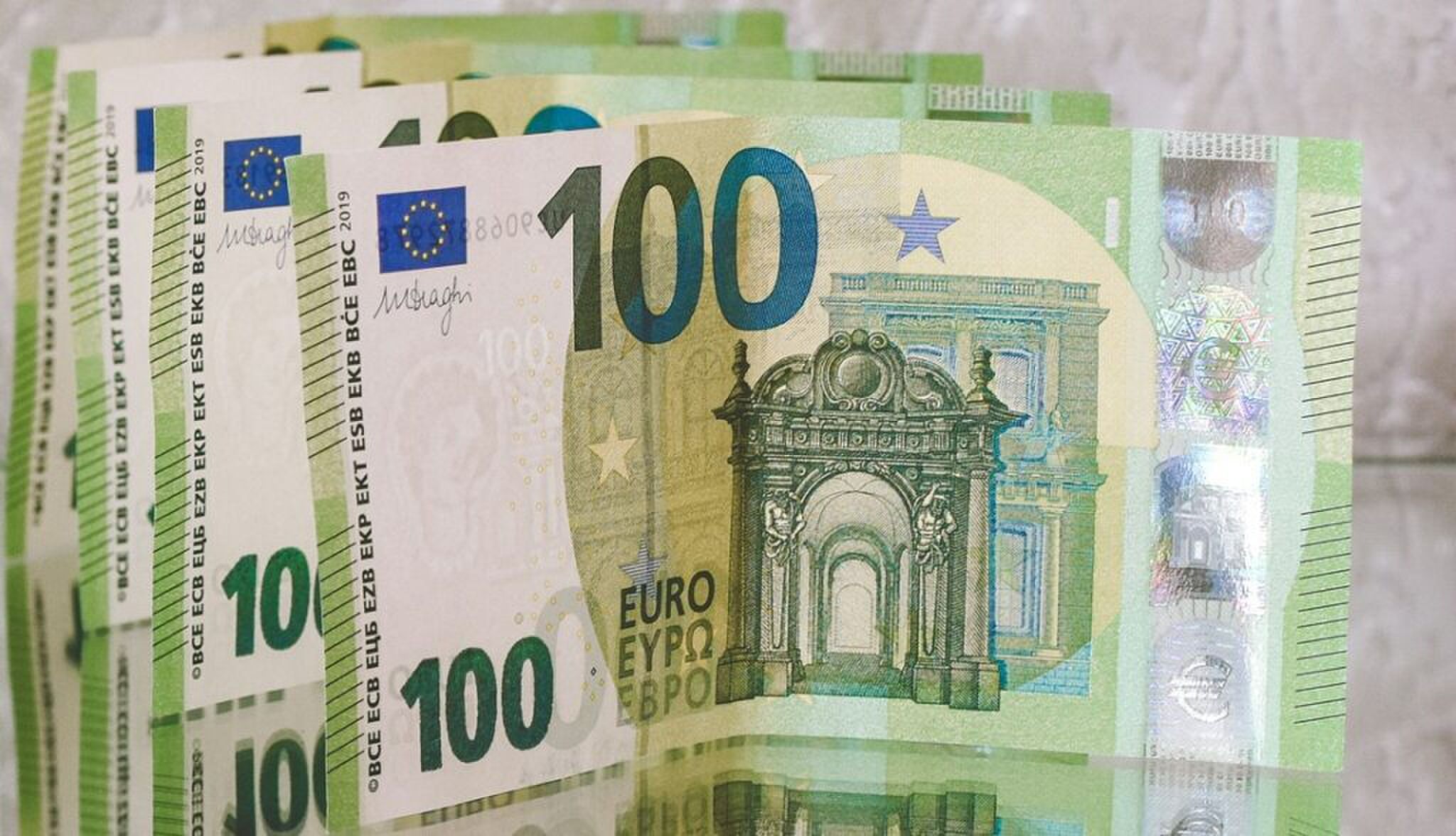 Briefjes van 100 euro.