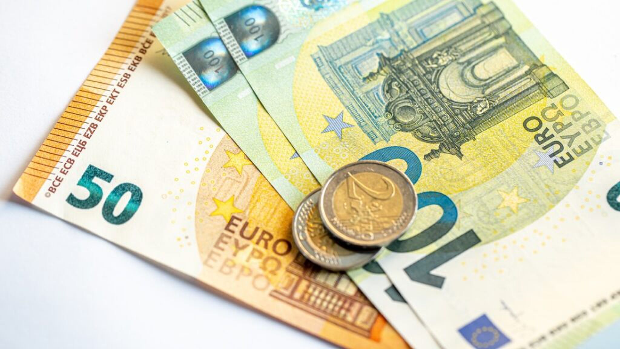 Geld, waar veel oud-studenten nog recht op hebben van de overheid.