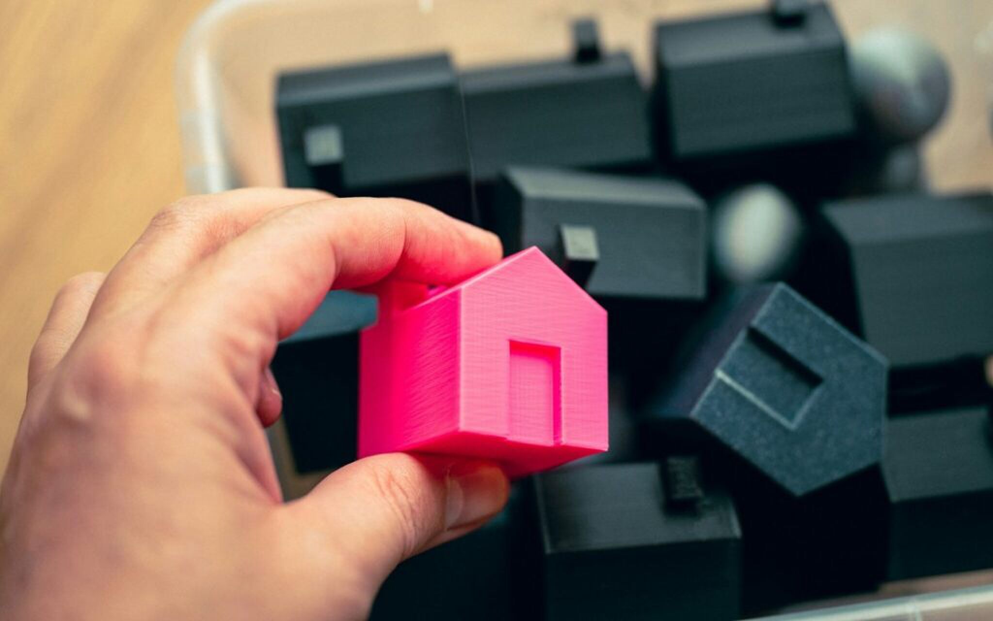 Een bakje met kleine huisjes erin.