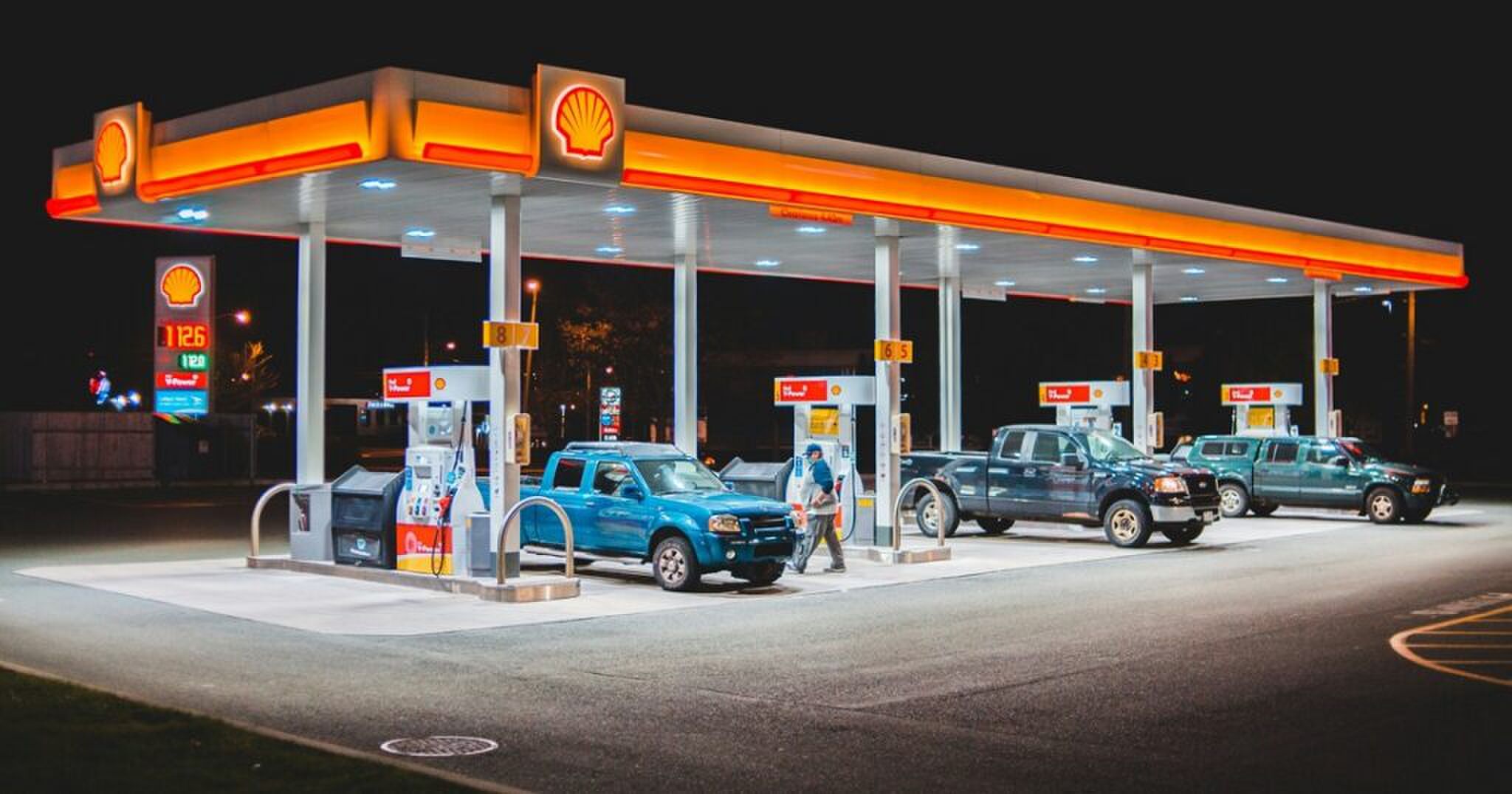 Een tankstation met auto's.