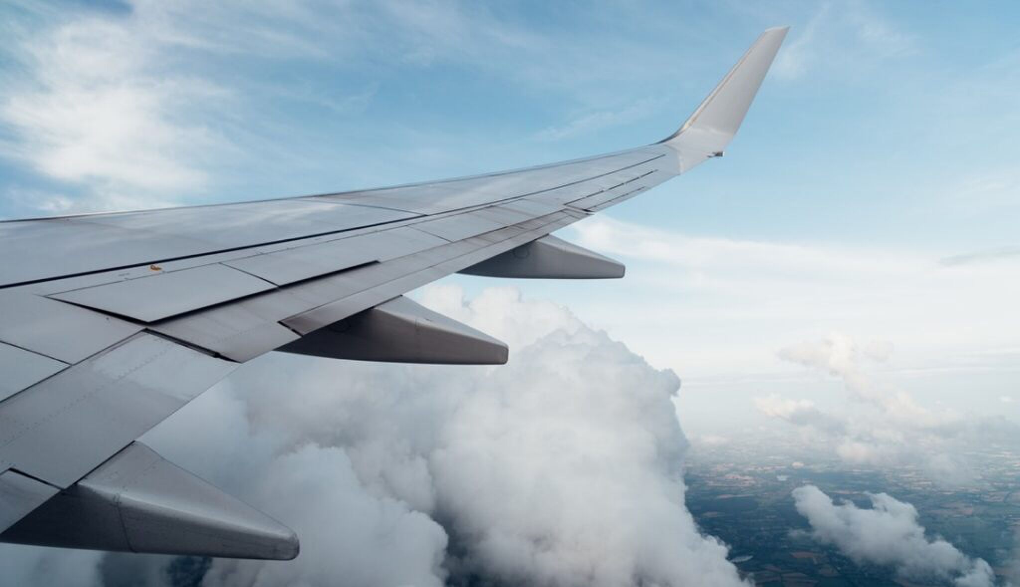De vleugel van een vliegtuig.