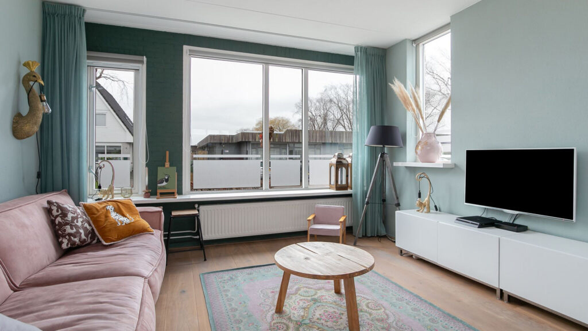 De woonkamer in het huis van Marijke Groenewoud.