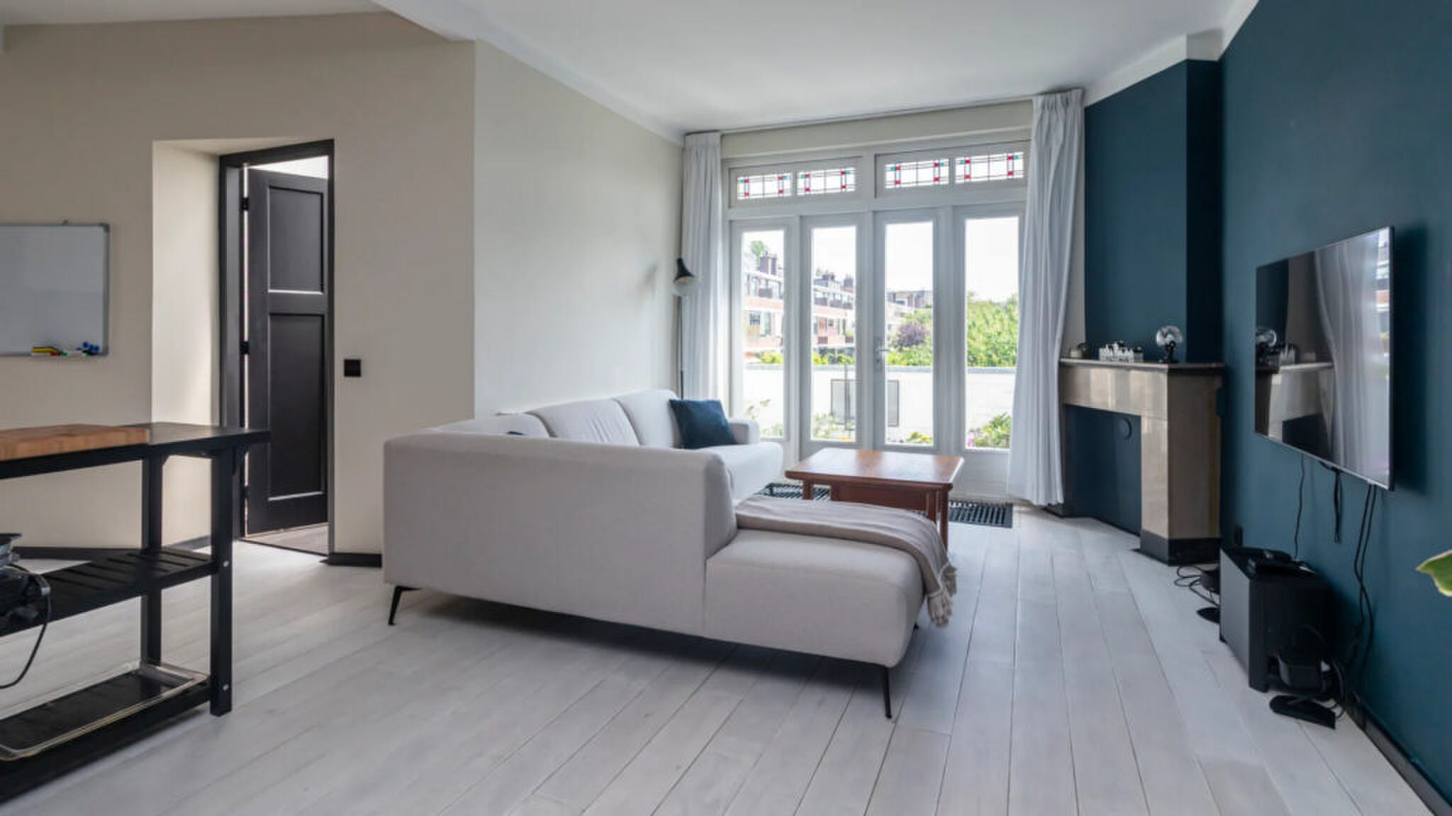 De woonkamer in het nieuwe appartement van Dennis Weening.