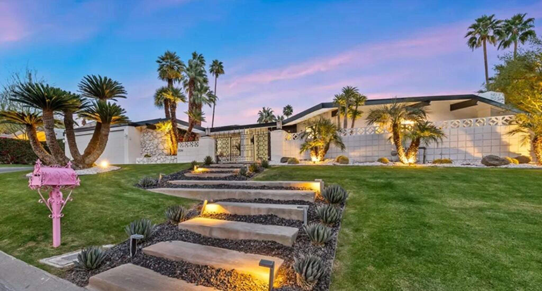 De voorkant van het voormalige huis van Marilyn Monroe.