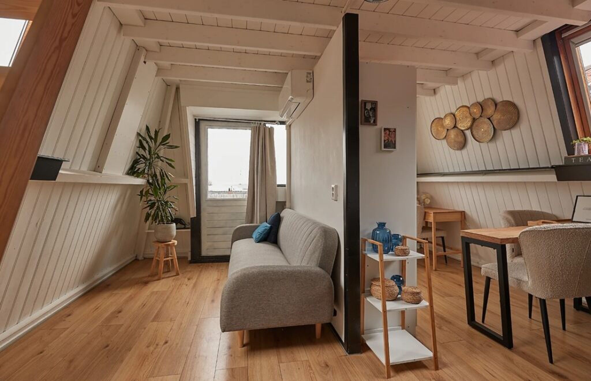 De living en eetruimte van het Funda-huis in Leiden.