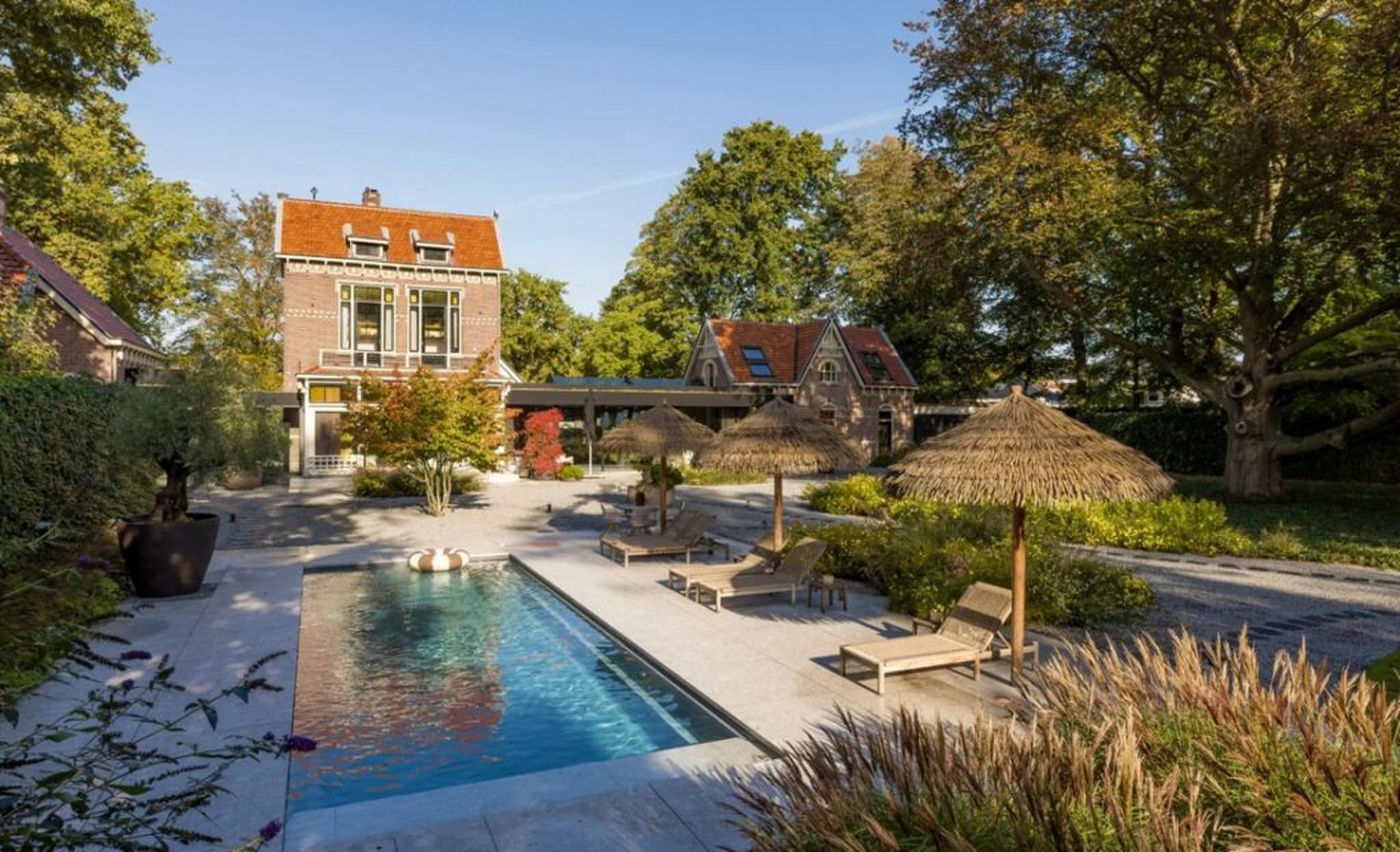 De achterzijde van de villa in Brabant.