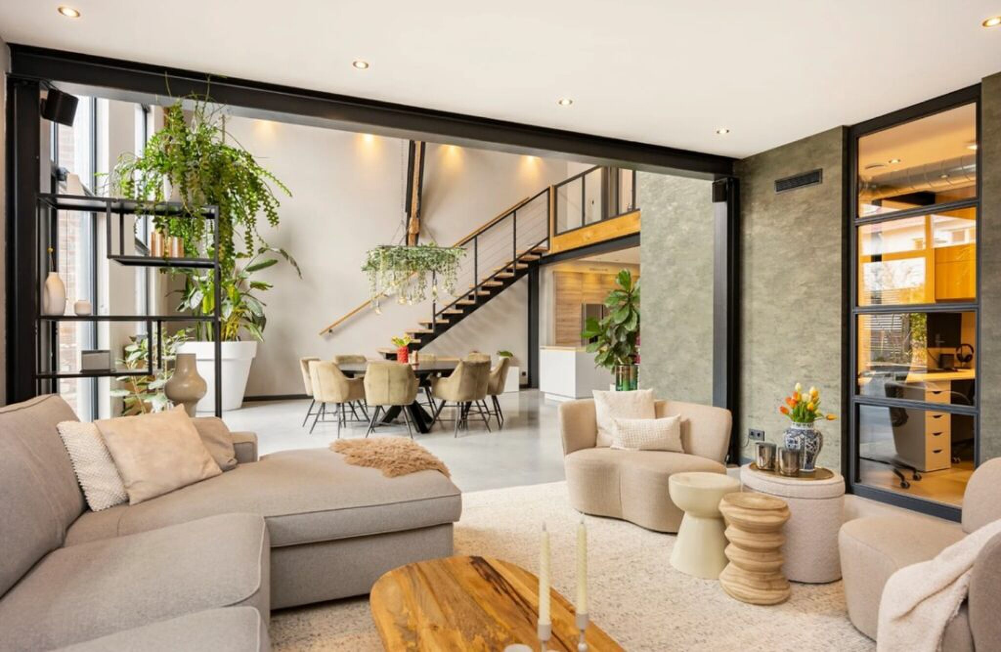 De living van de industri&euml;le loft in Hengelo.