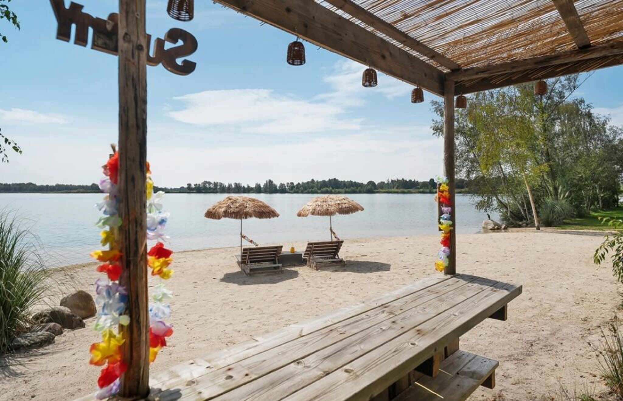 Het uitzicht op het water vanaf het strand.