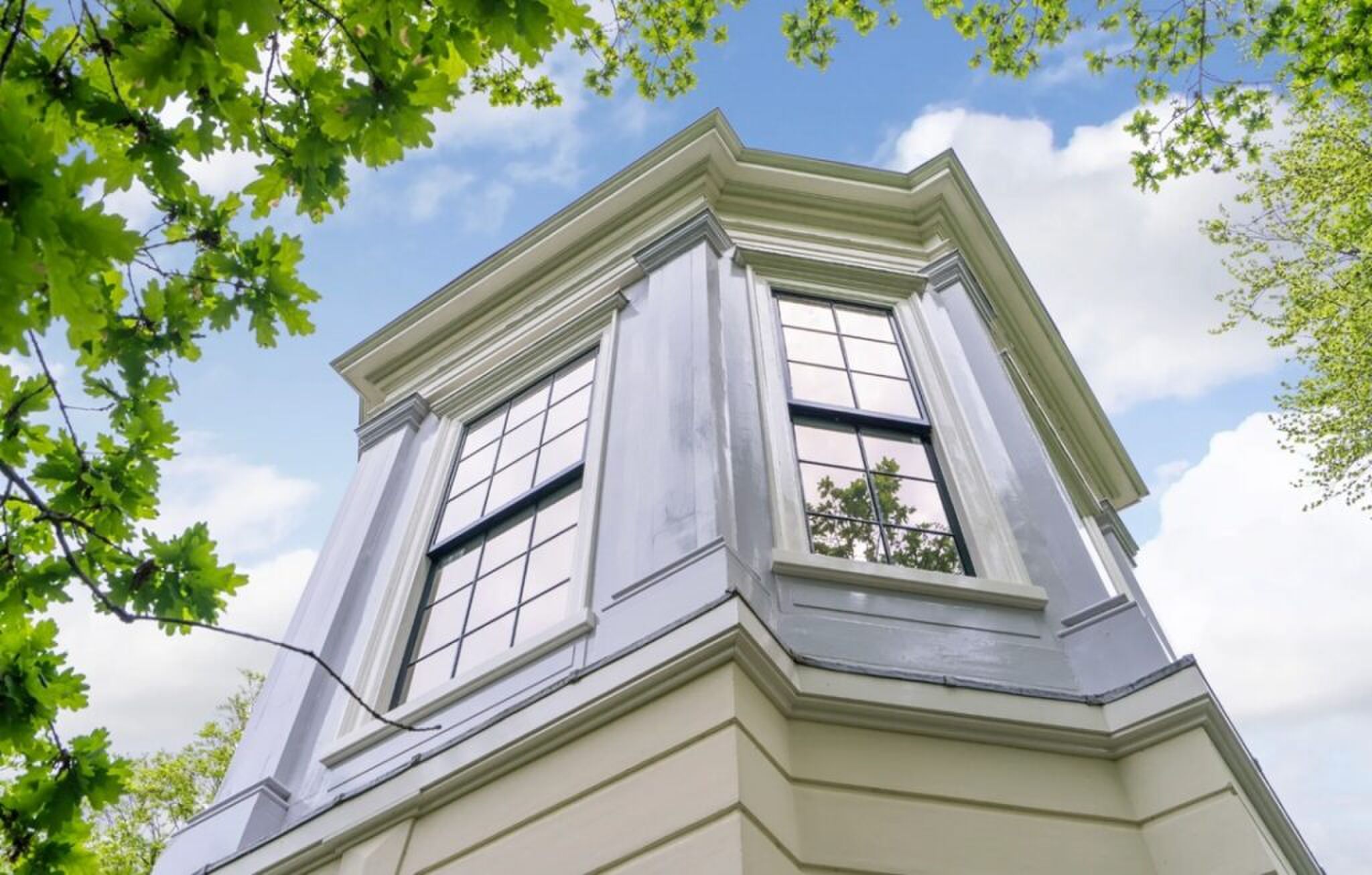 De buitenkant van de koepelvilla in Wassenaar.